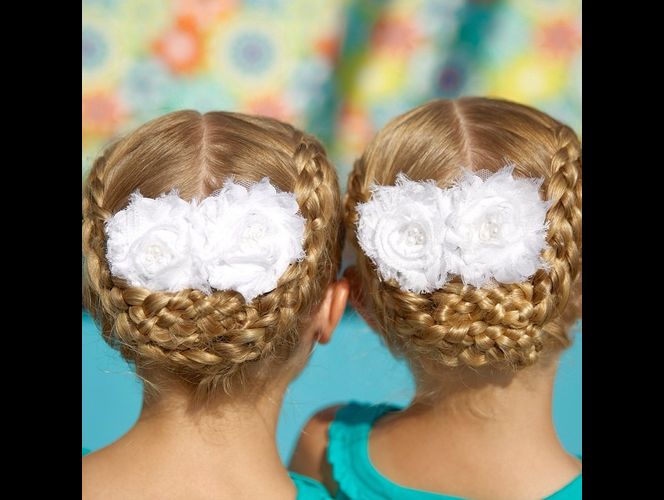 Peinados realizados por una madre a sus hijas gemelas obtienen atención internacional 