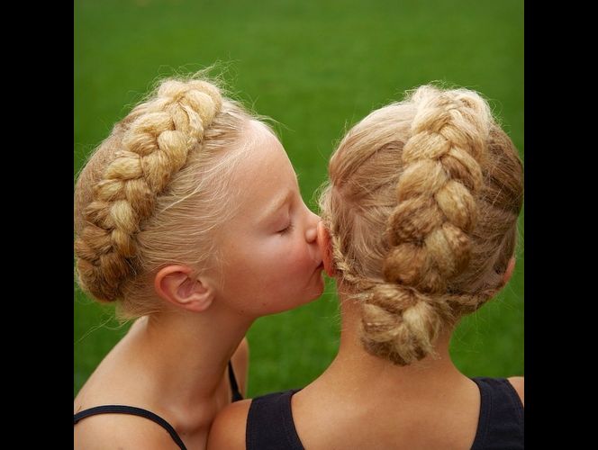 Peinados realizados por una madre a sus hijas gemelas obtienen atención internacional 