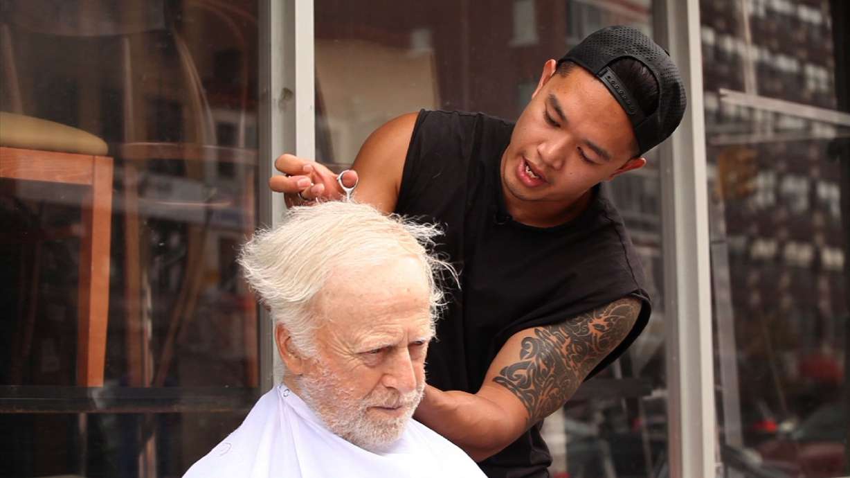 Stylist gives free haircuts to the homeless