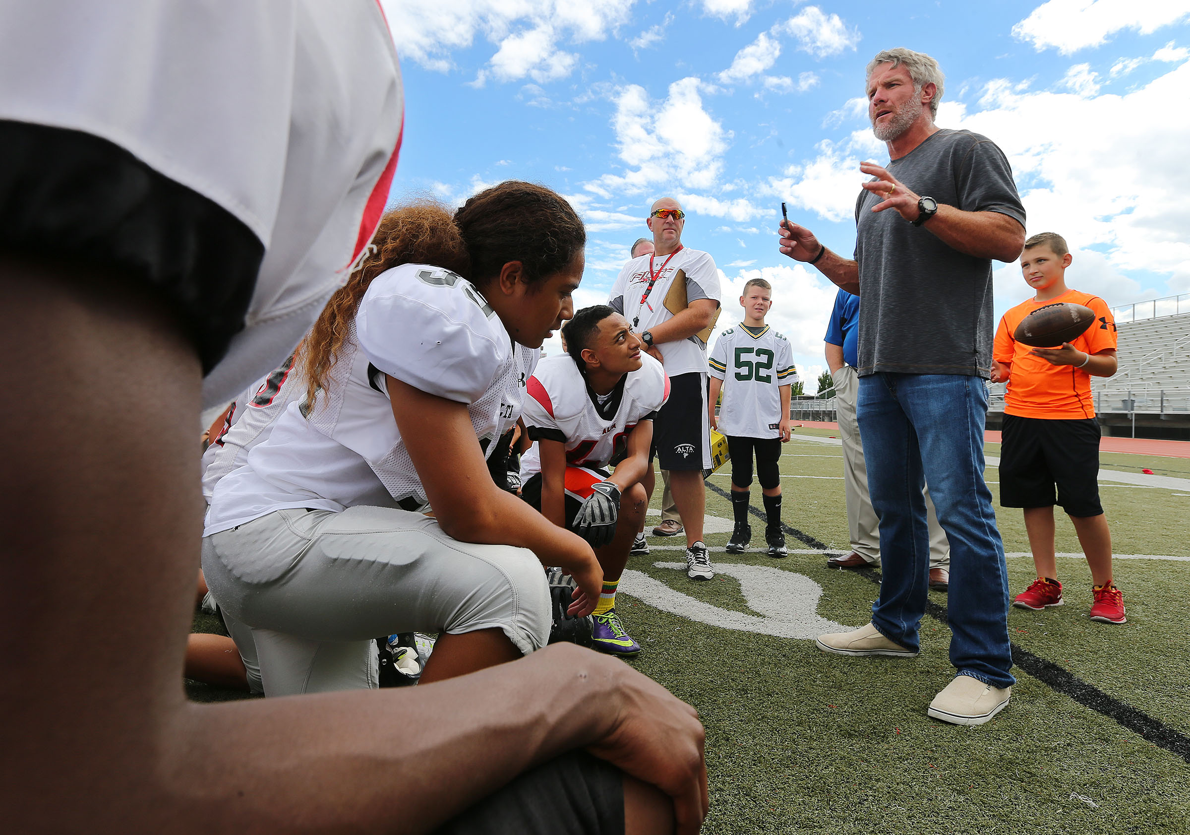 Brett Favre stops by Utah high school practice