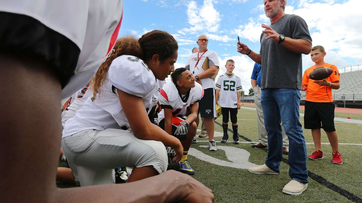 Brett Favre stops by Utah high school practice