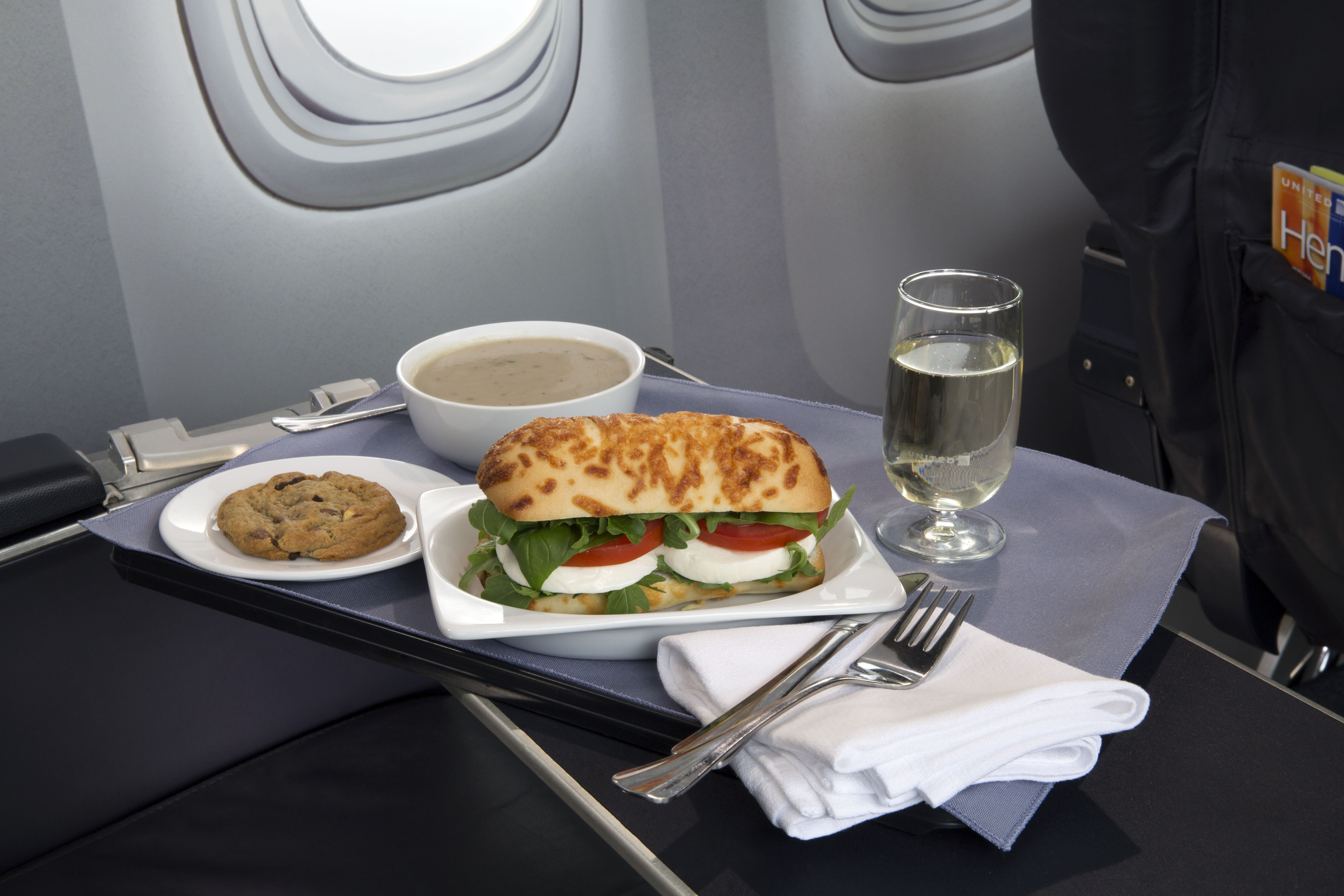 United lures top fliers with promise of a hot meal