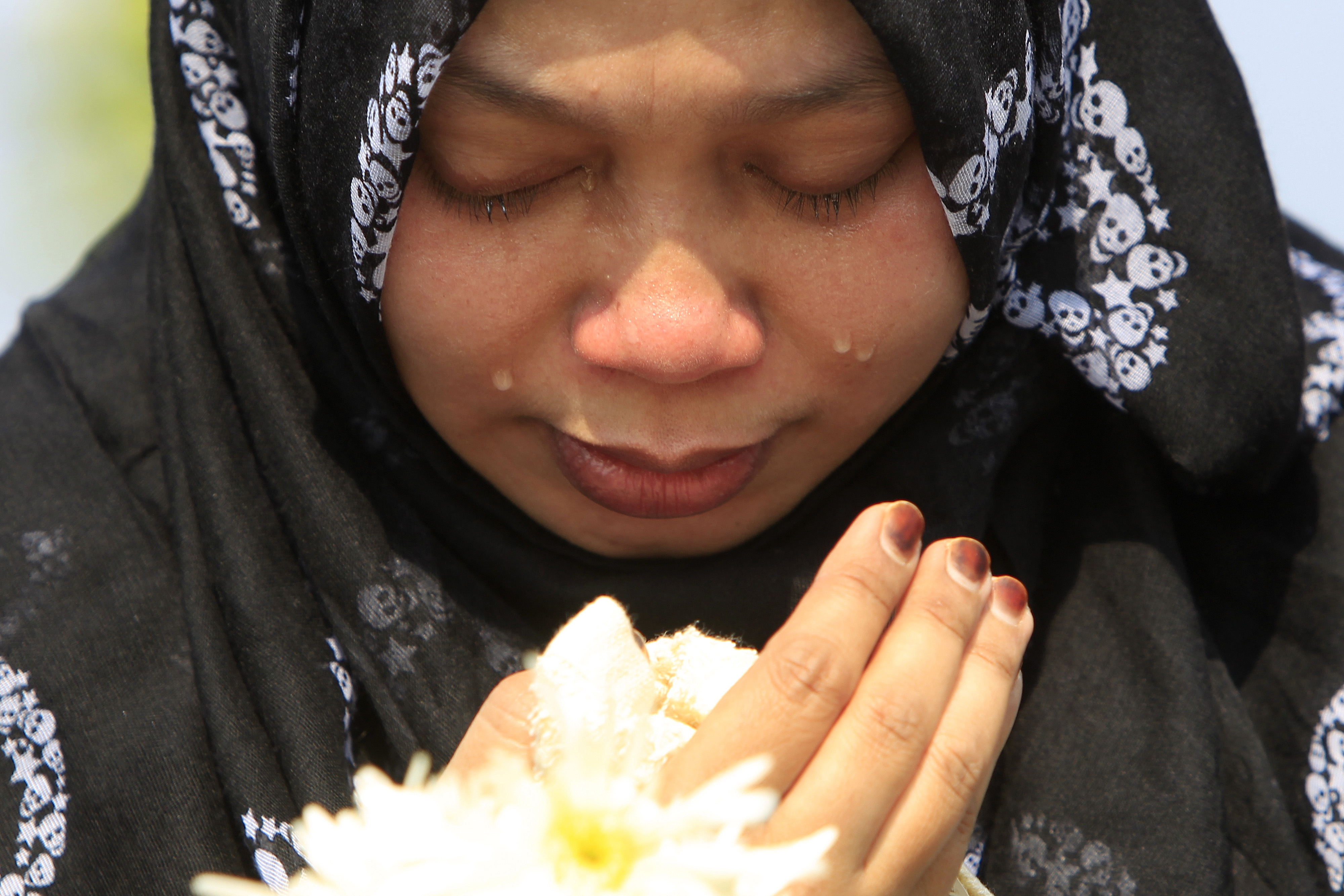 MH17 bodies returned as Malaysia battles fallout