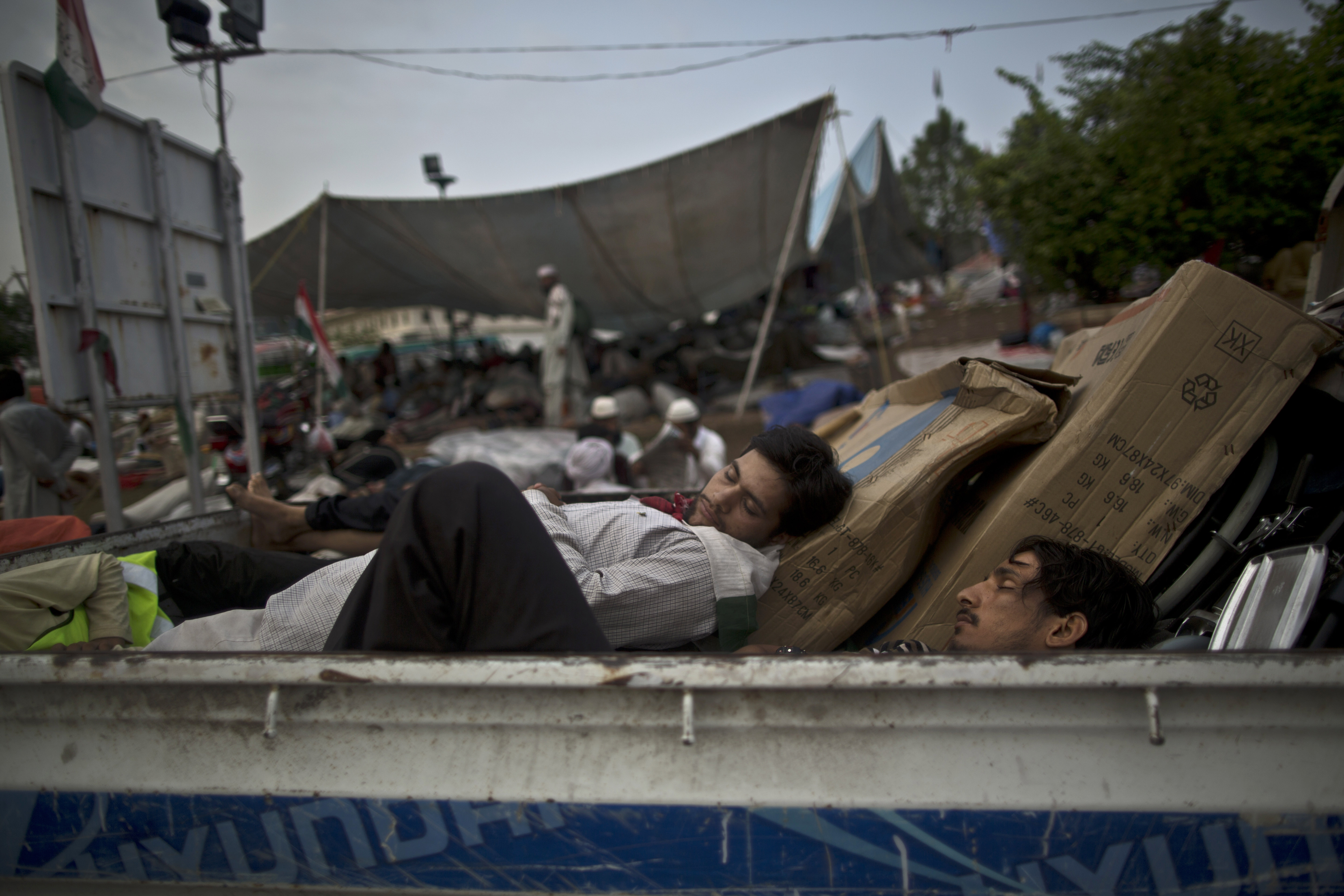 AP Photos: Pakistani protesters sleep on streets