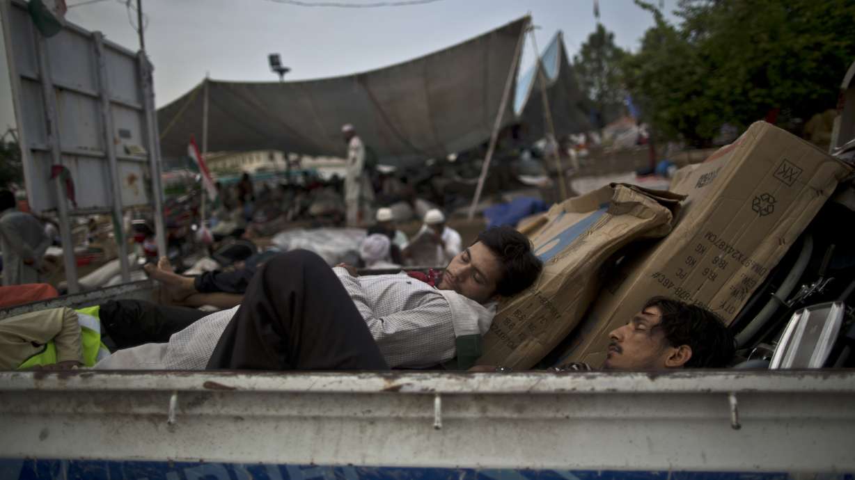 AP Photos: Pakistani protesters sleep on streets