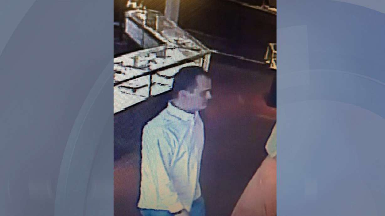 Man being shown jewelry grabs it, runs, police say