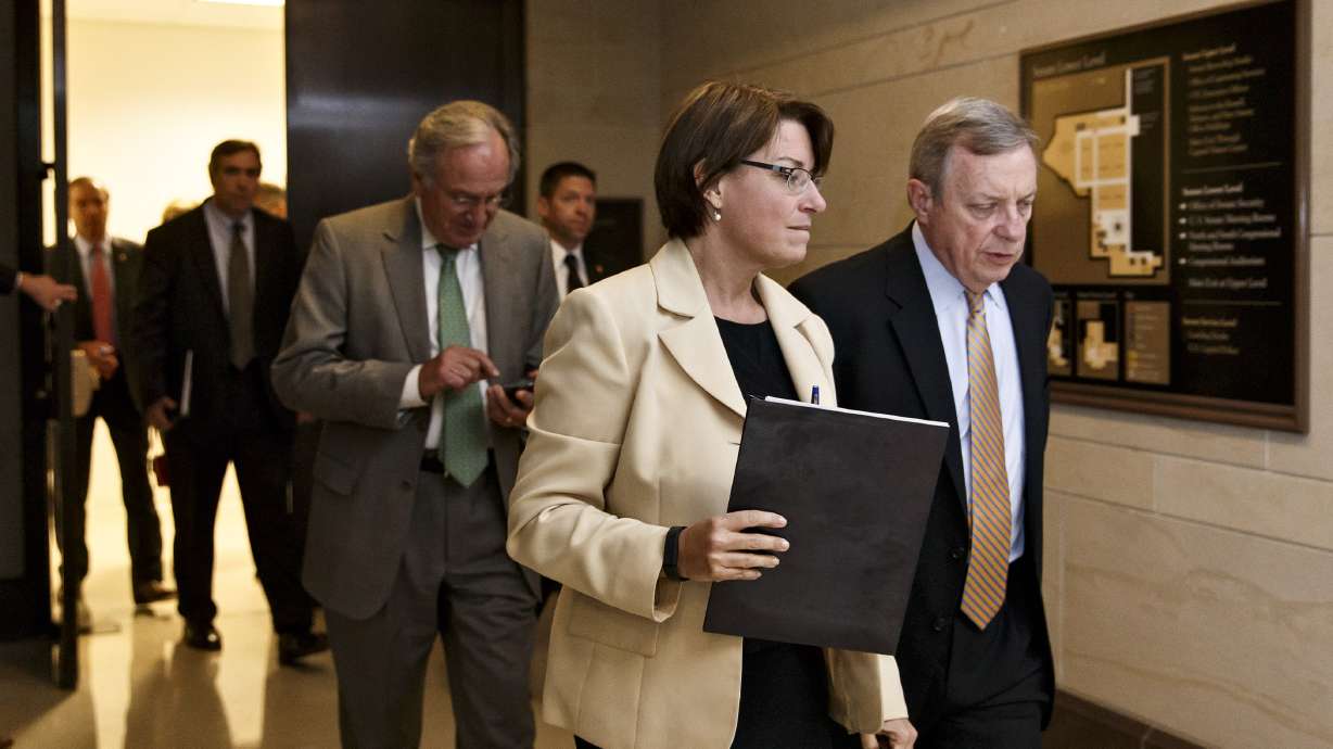 Clinton shadow in Iowa no threat to some Democrats