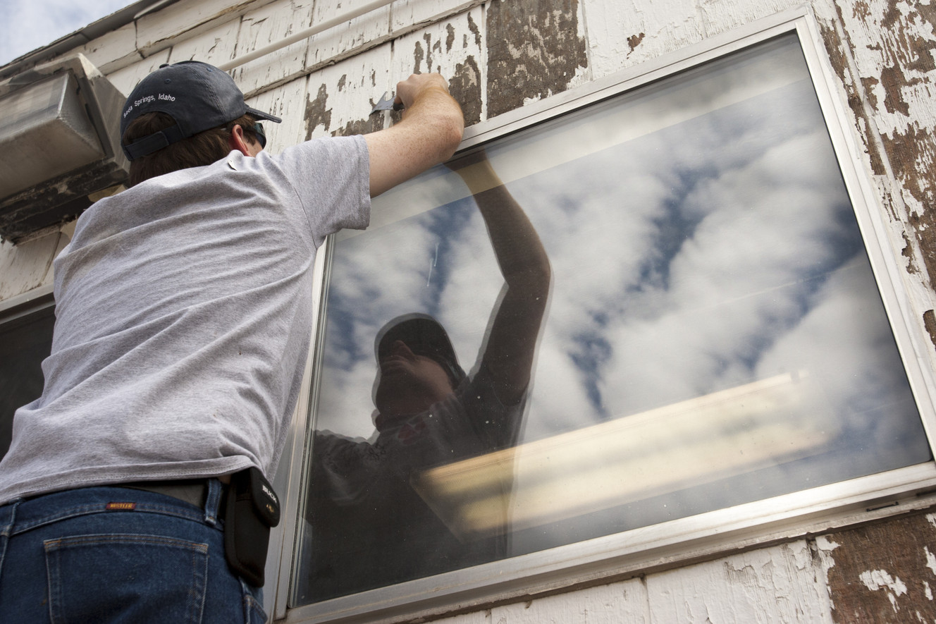 U. students, faculty help restore Midvale homeless shelter