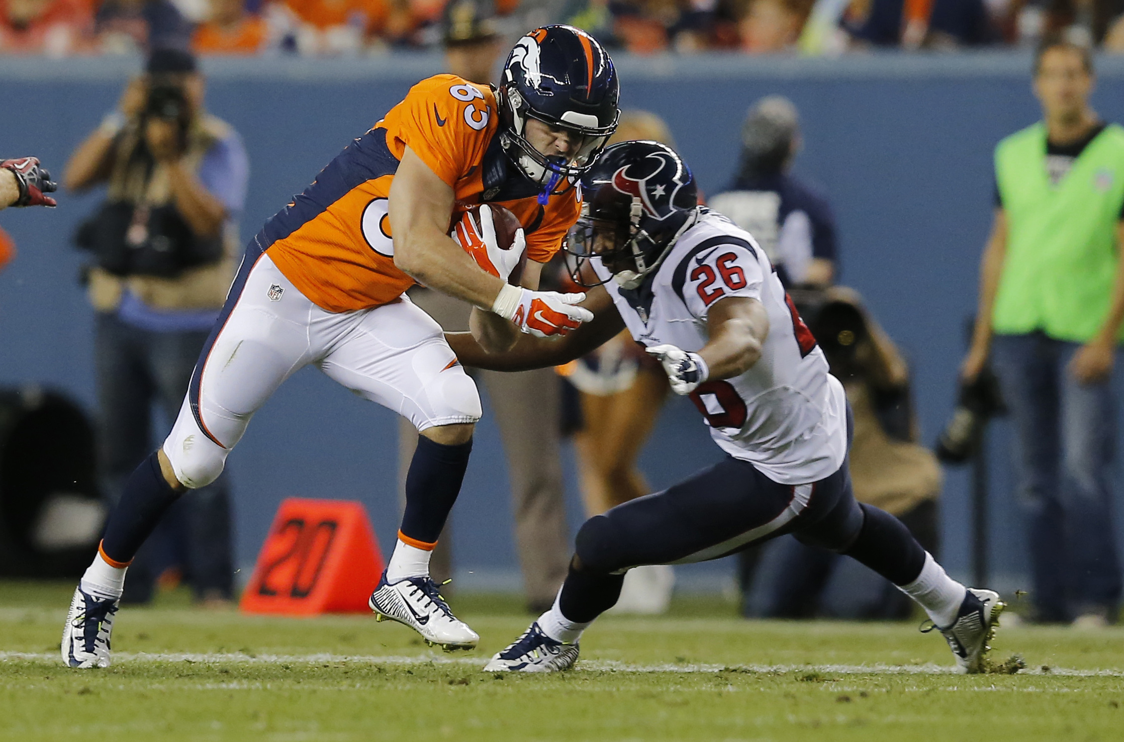 Welker leaves game with concussion