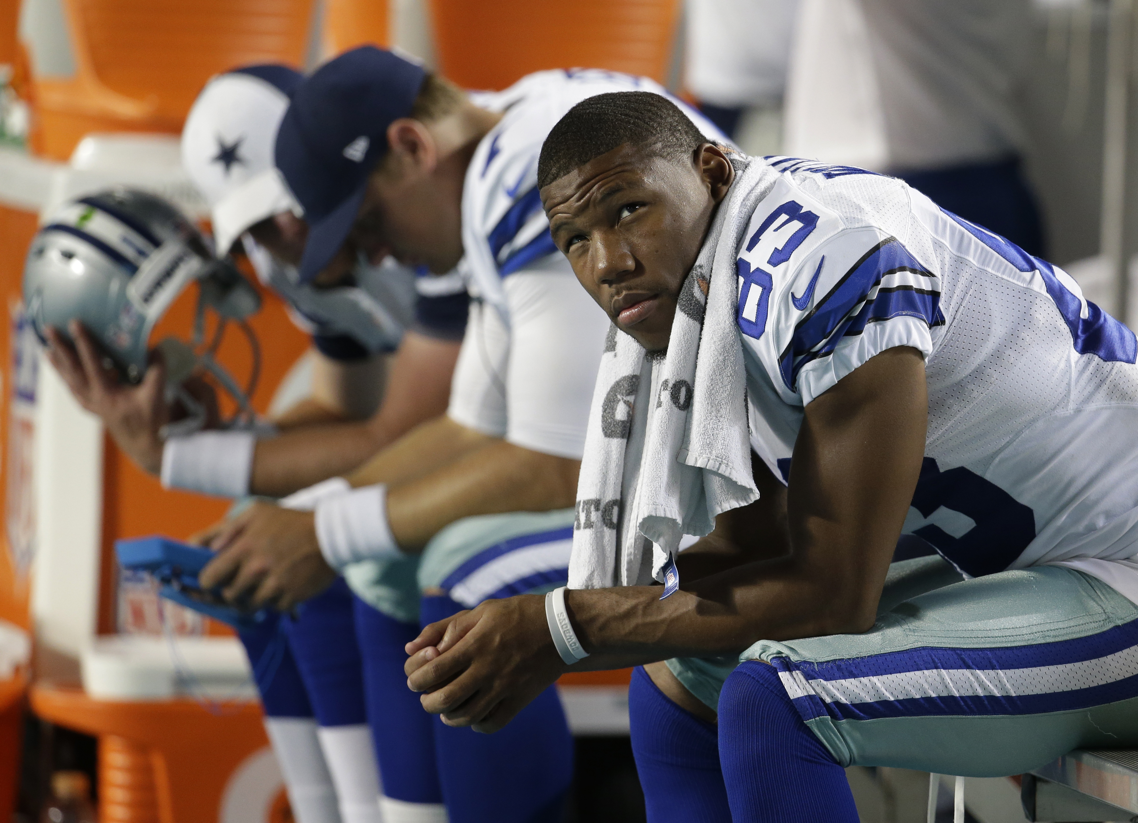 Romo takes hits in Dallas' 25-20 loss at Miami