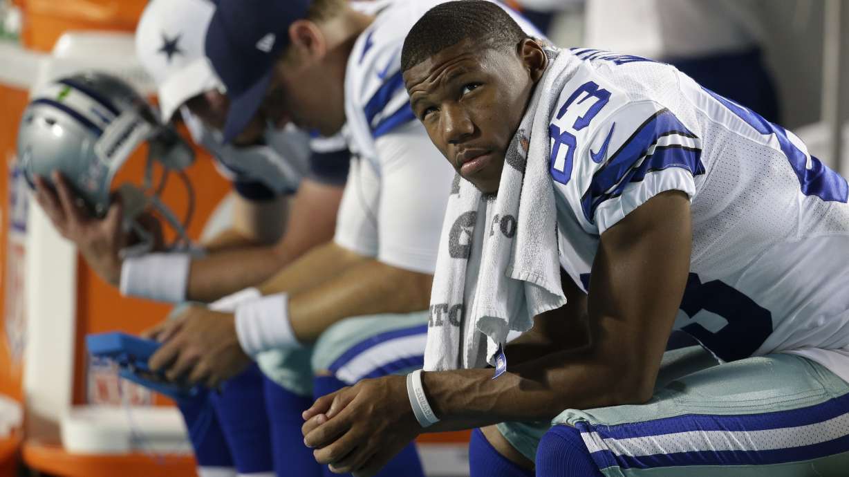 Romo takes hits in Dallas' 25-20 loss at Miami