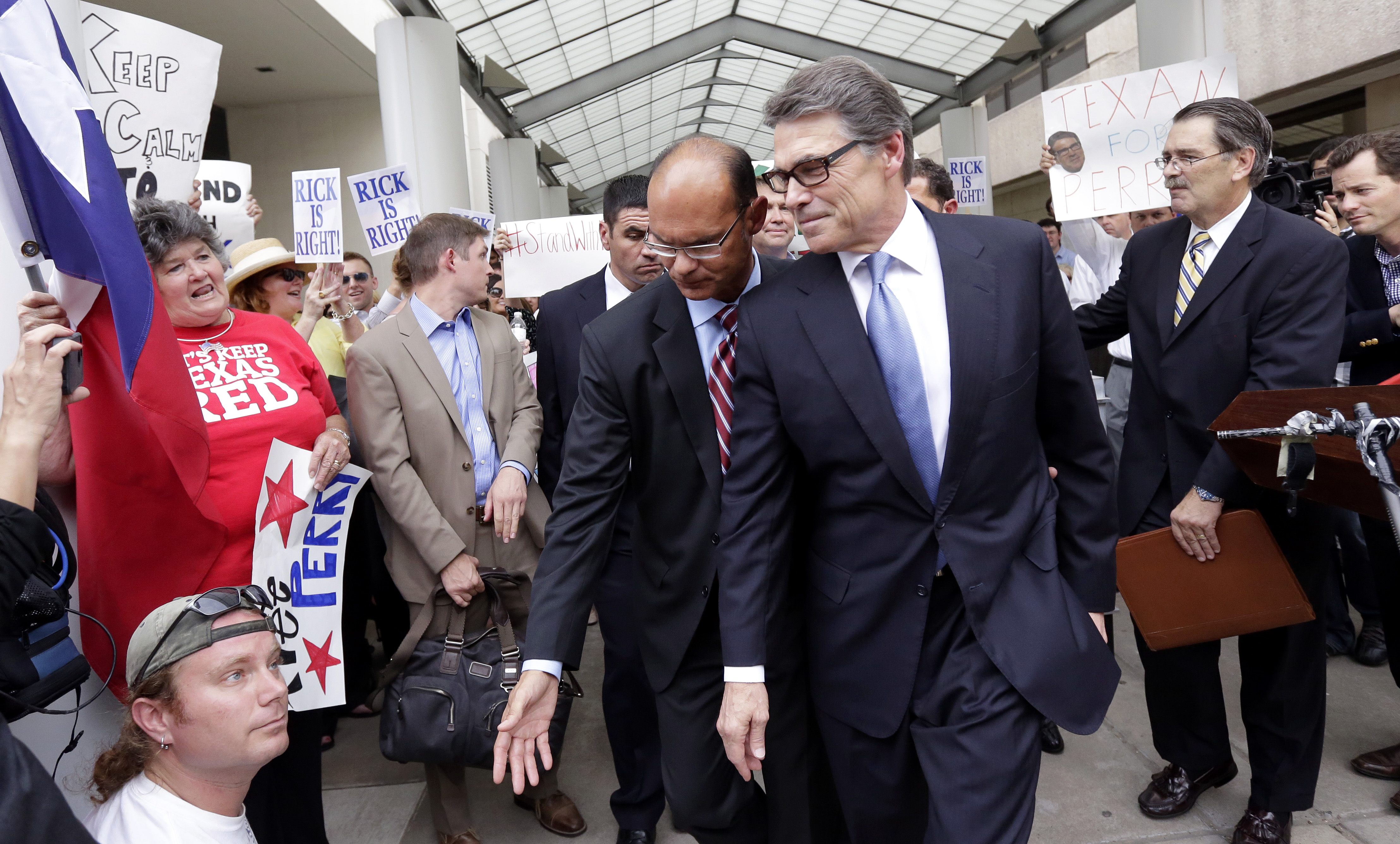 Felony indictment energizes Texas GOP behind Perry