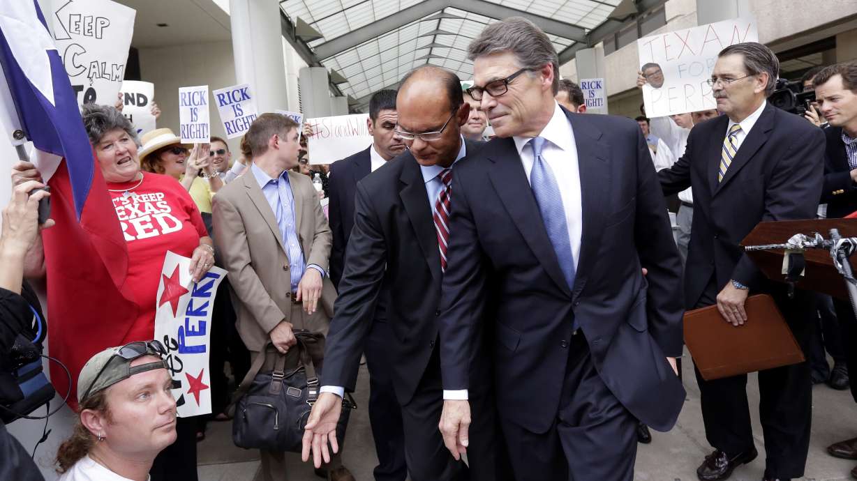 Felony indictment energizes Texas GOP behind Perry