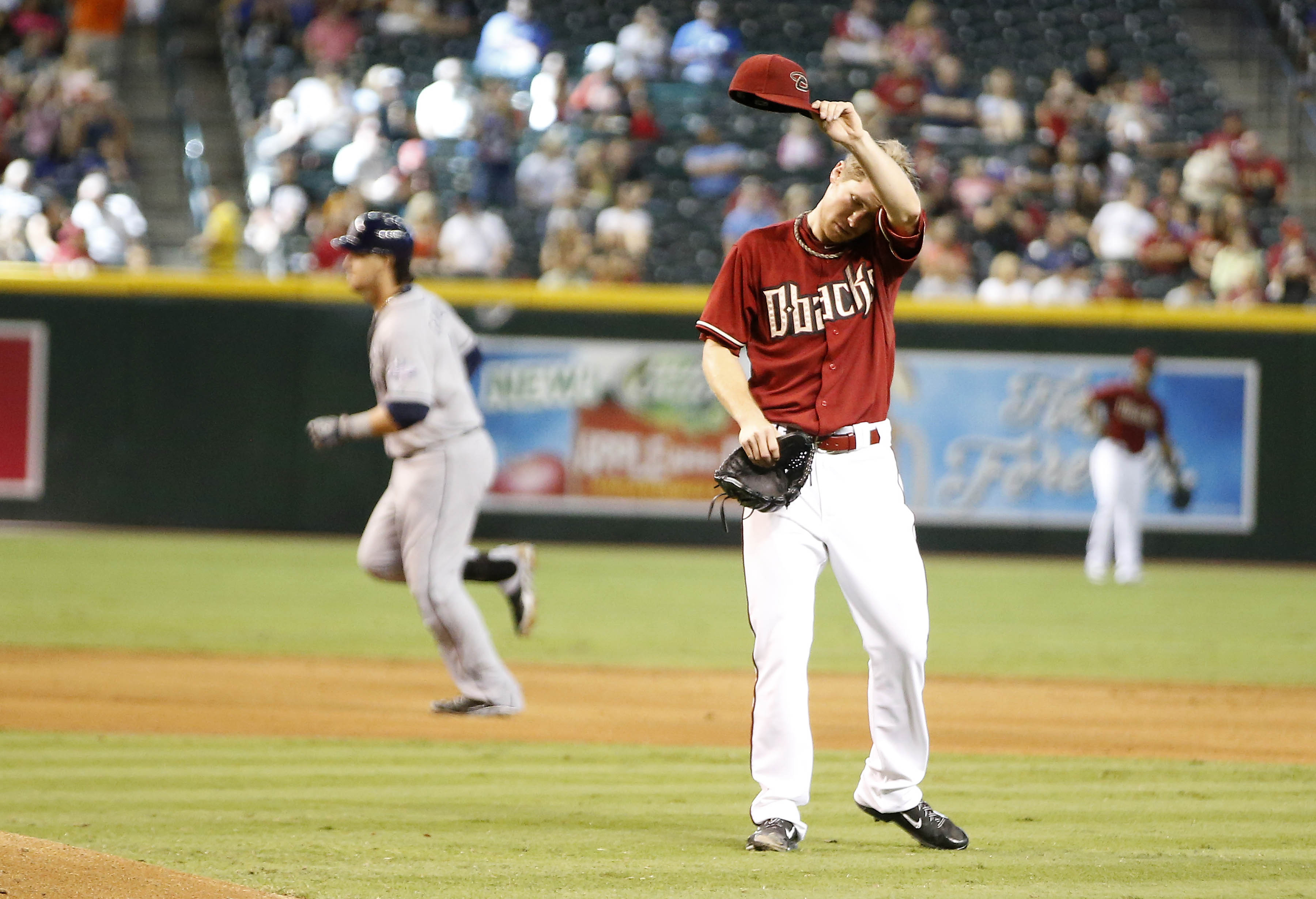 Padres knock off Diamondbacks 7-4