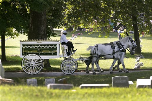 Sombrío funeral de joven baleado por policía en Missouri