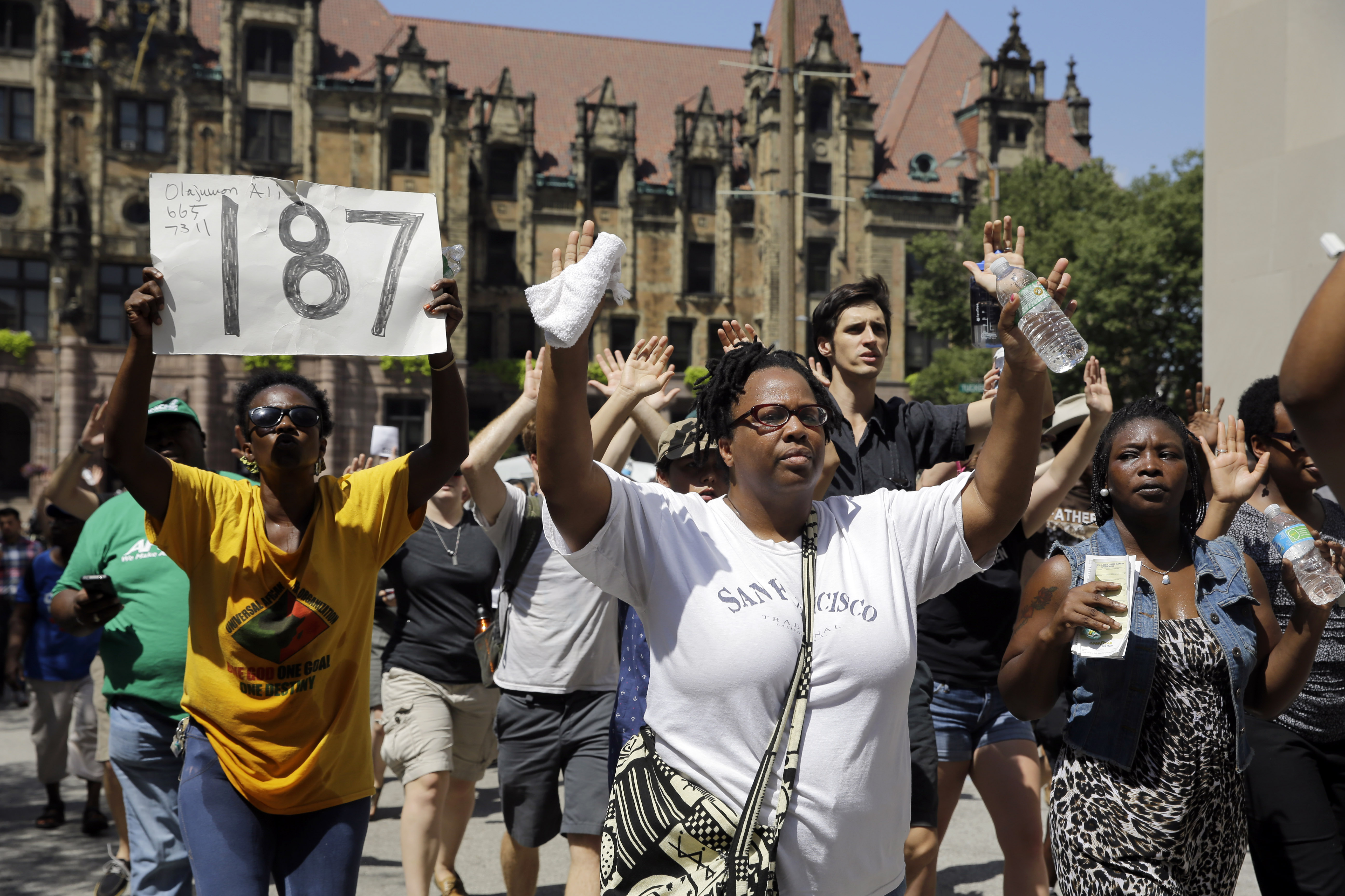 Ferguson shooting protests move to St. Louis