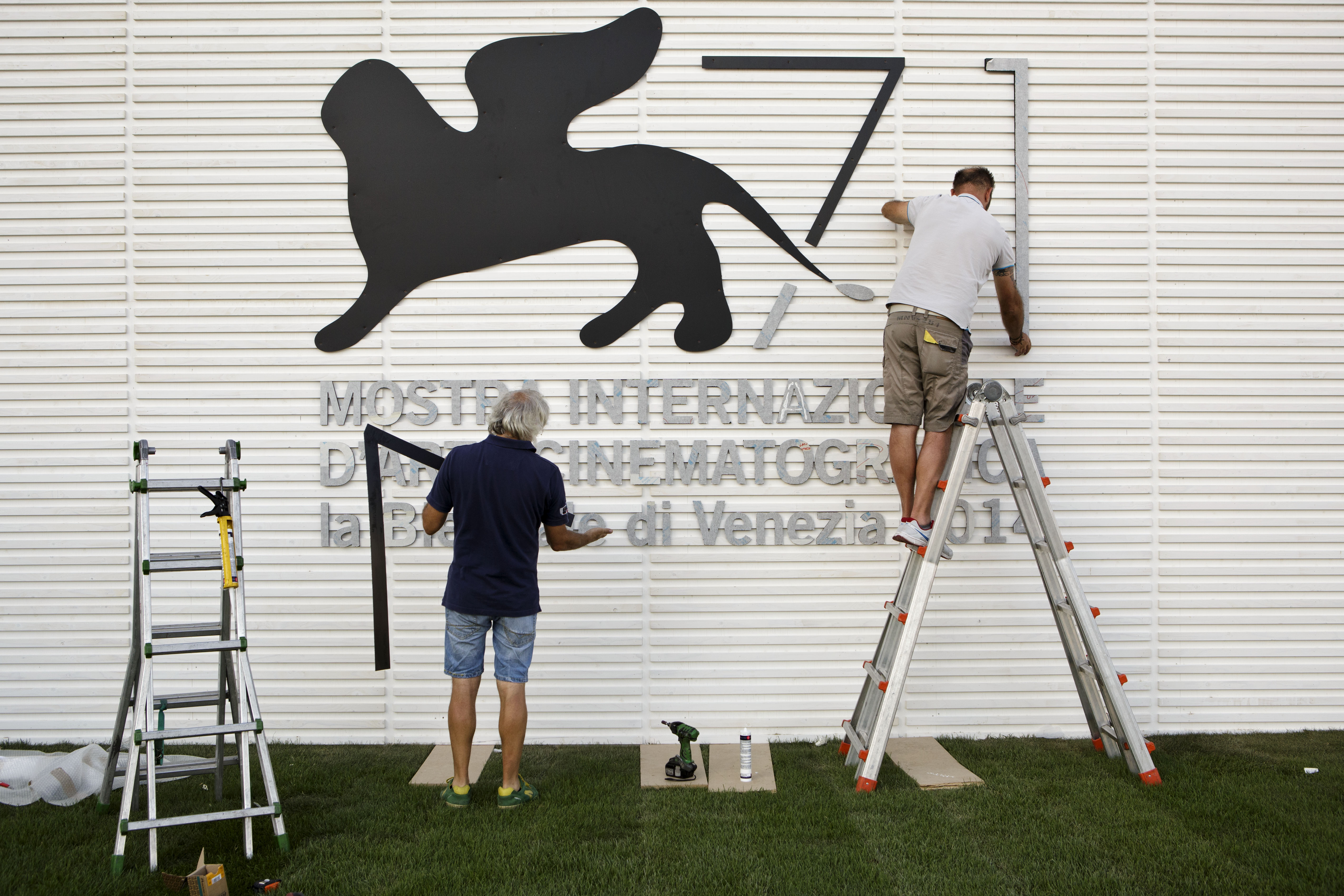 Keaton hailed in Venice Film Fest opener 'Birdman'