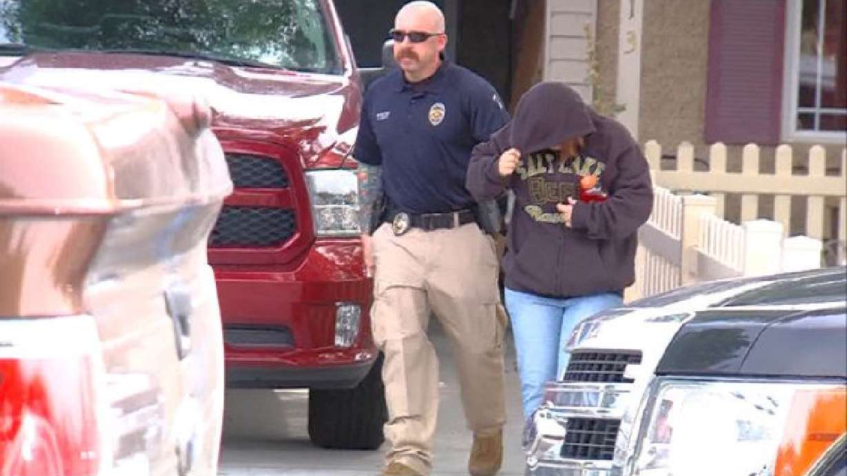 Madre de la bebé tirada a la basura es arrestada por intento de homicidio, mientras su bebé lucha por vivir