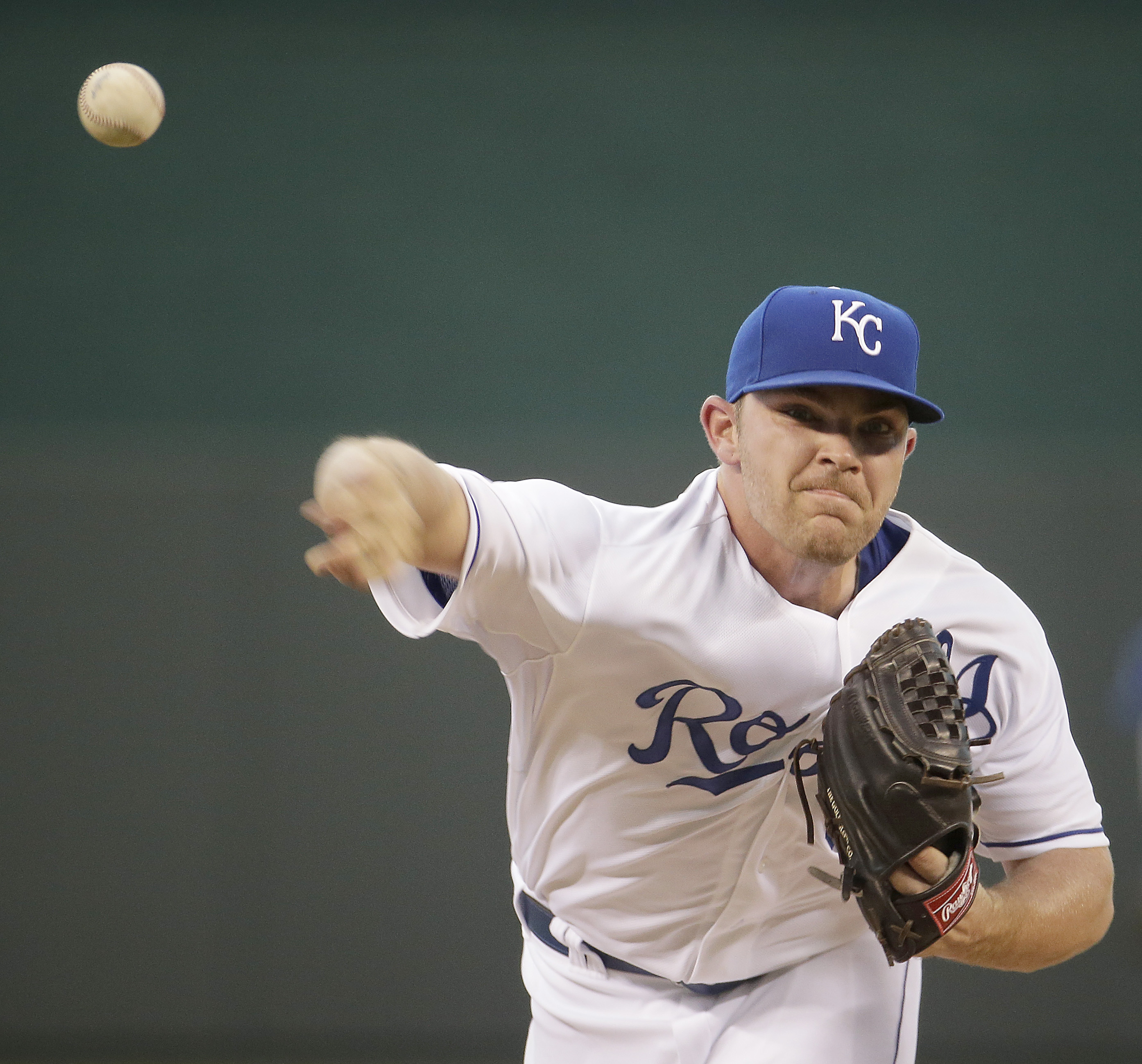 Royals score 6 runs in 8th to beat Twins 6-1
