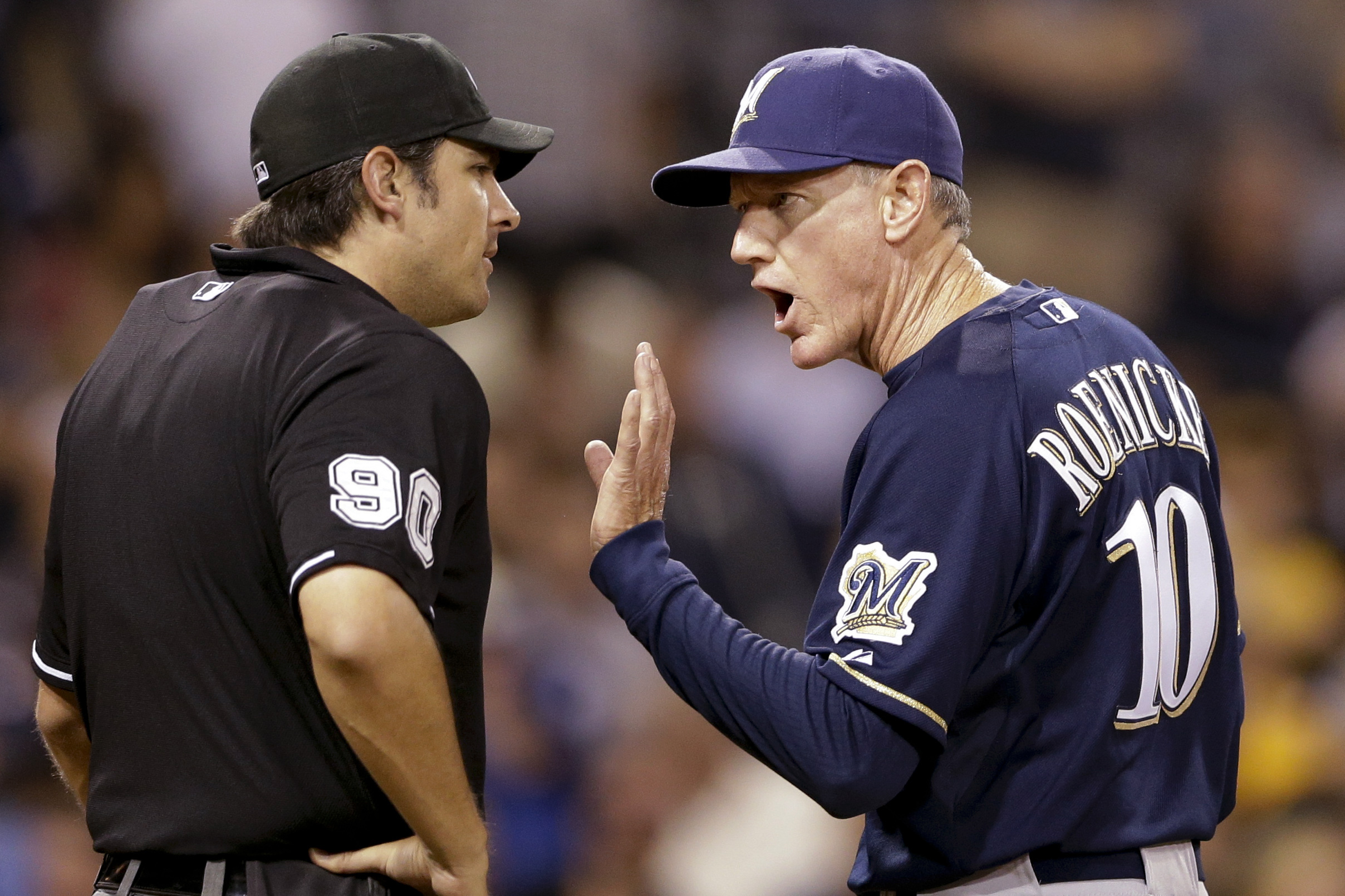 Brewers squander late lead, lost to Padres in 10