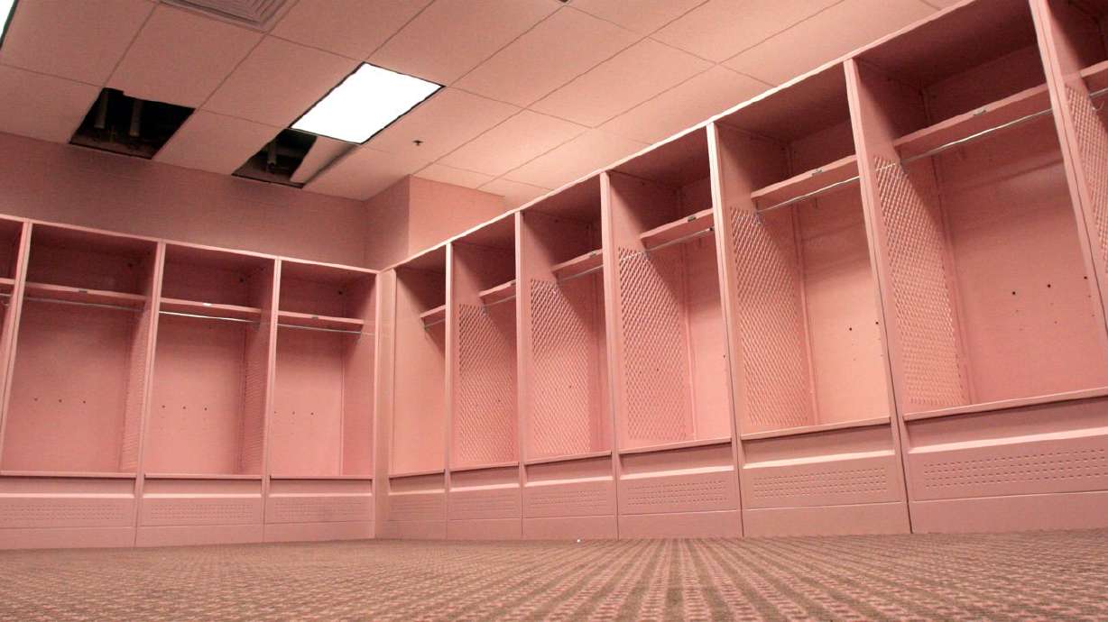 'Robot march' to protest Iowa's pink locker room