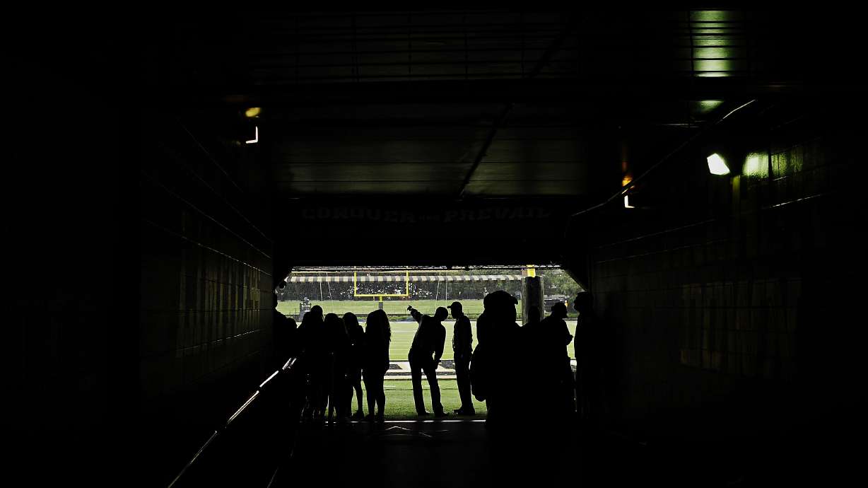 Lightning delays start of Temple-Vanderbilt game
