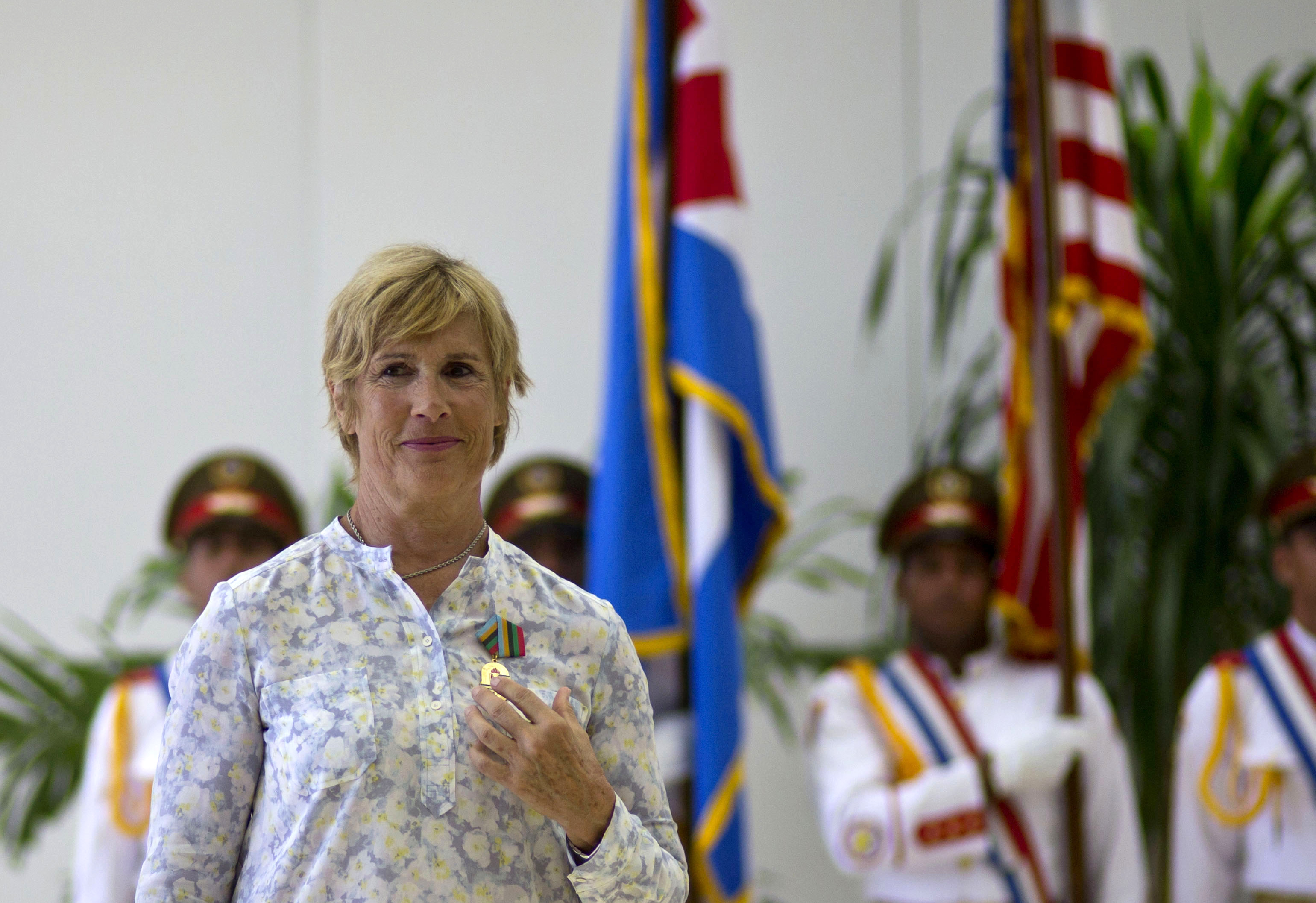 Cuba gives US swimmer Diana Nyad sporting medal