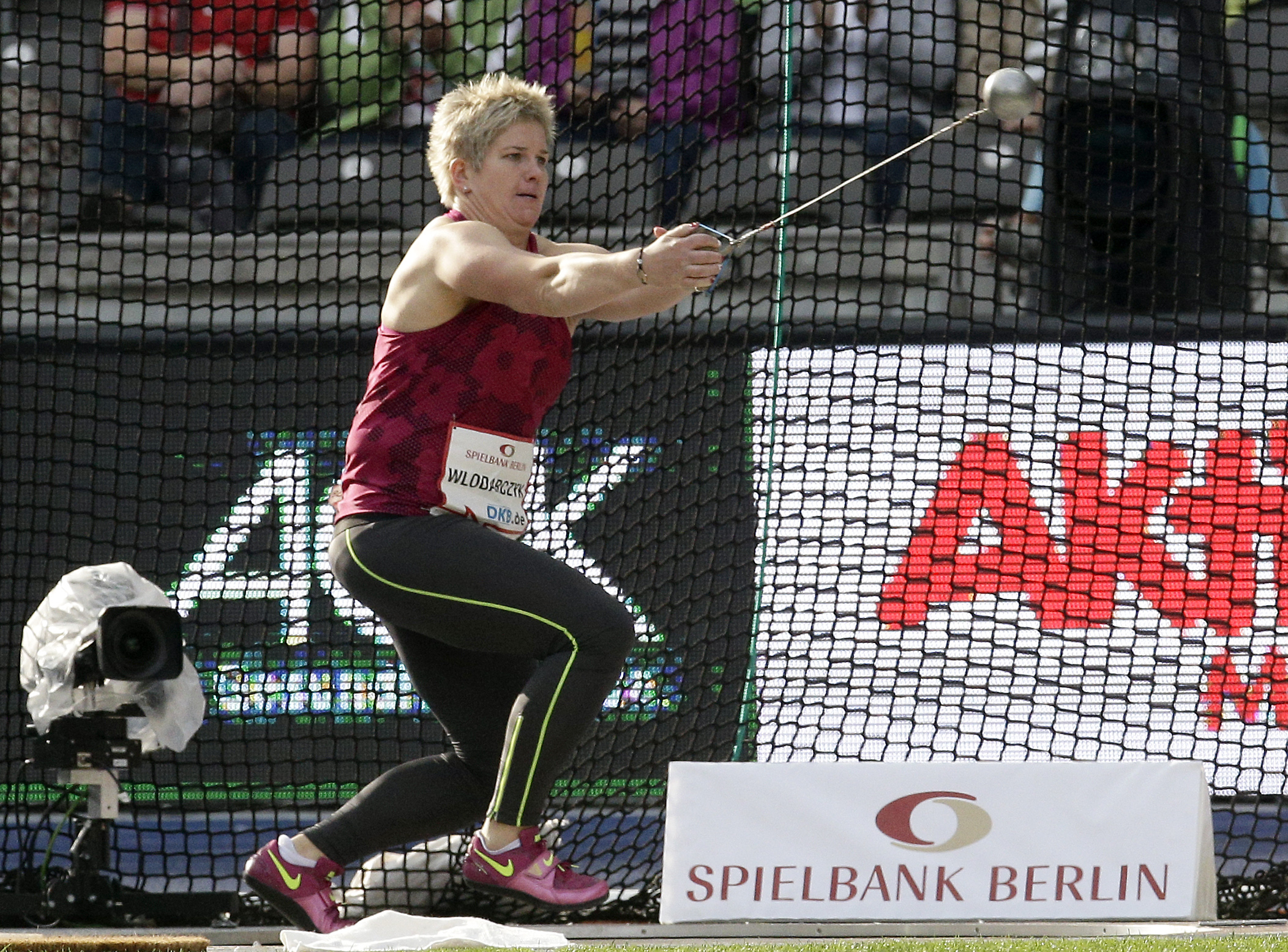 Wlodarczyk sets world record in women's hammer