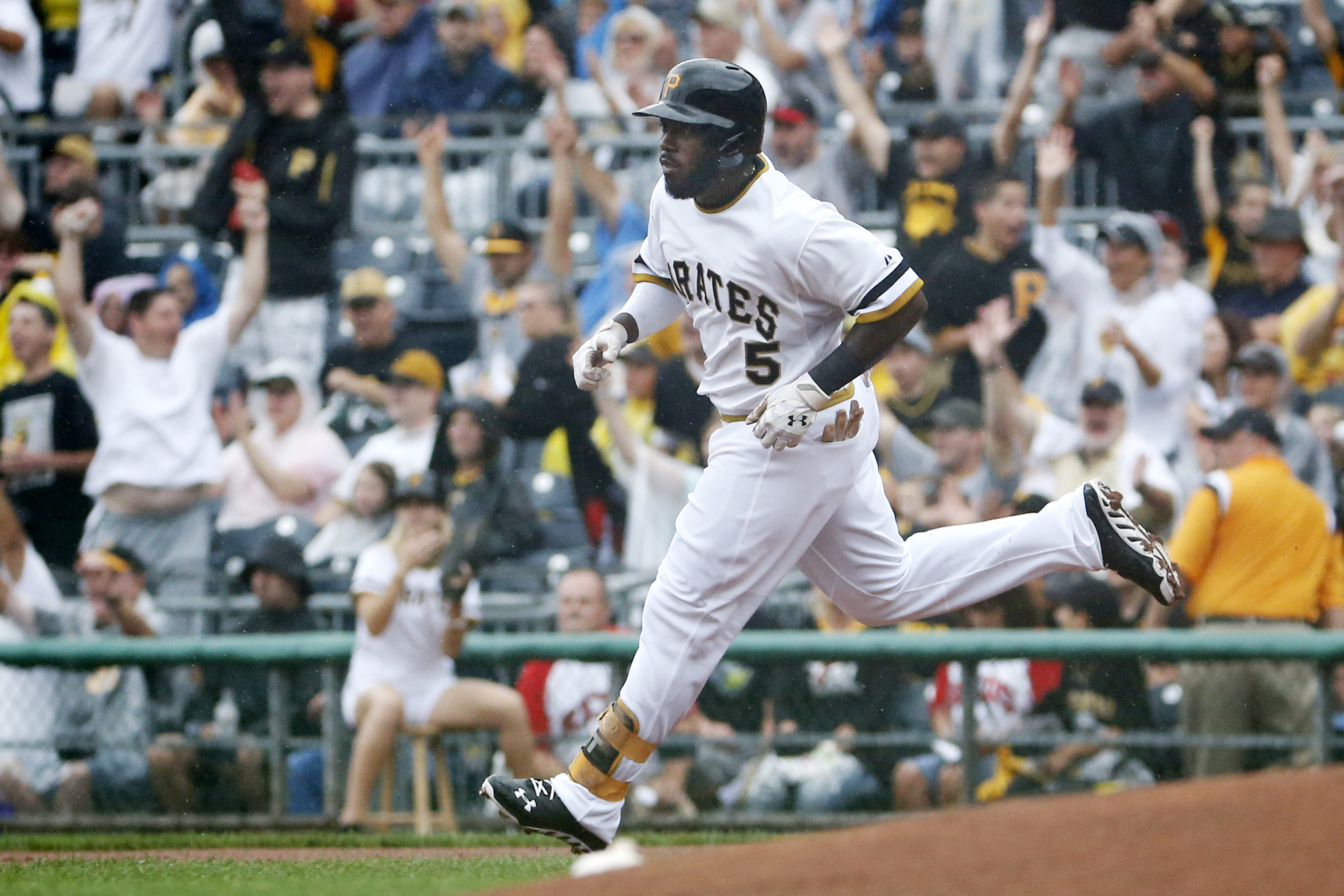 Heisey hits 2 HRs, leads Cueto, Reds over Pirates