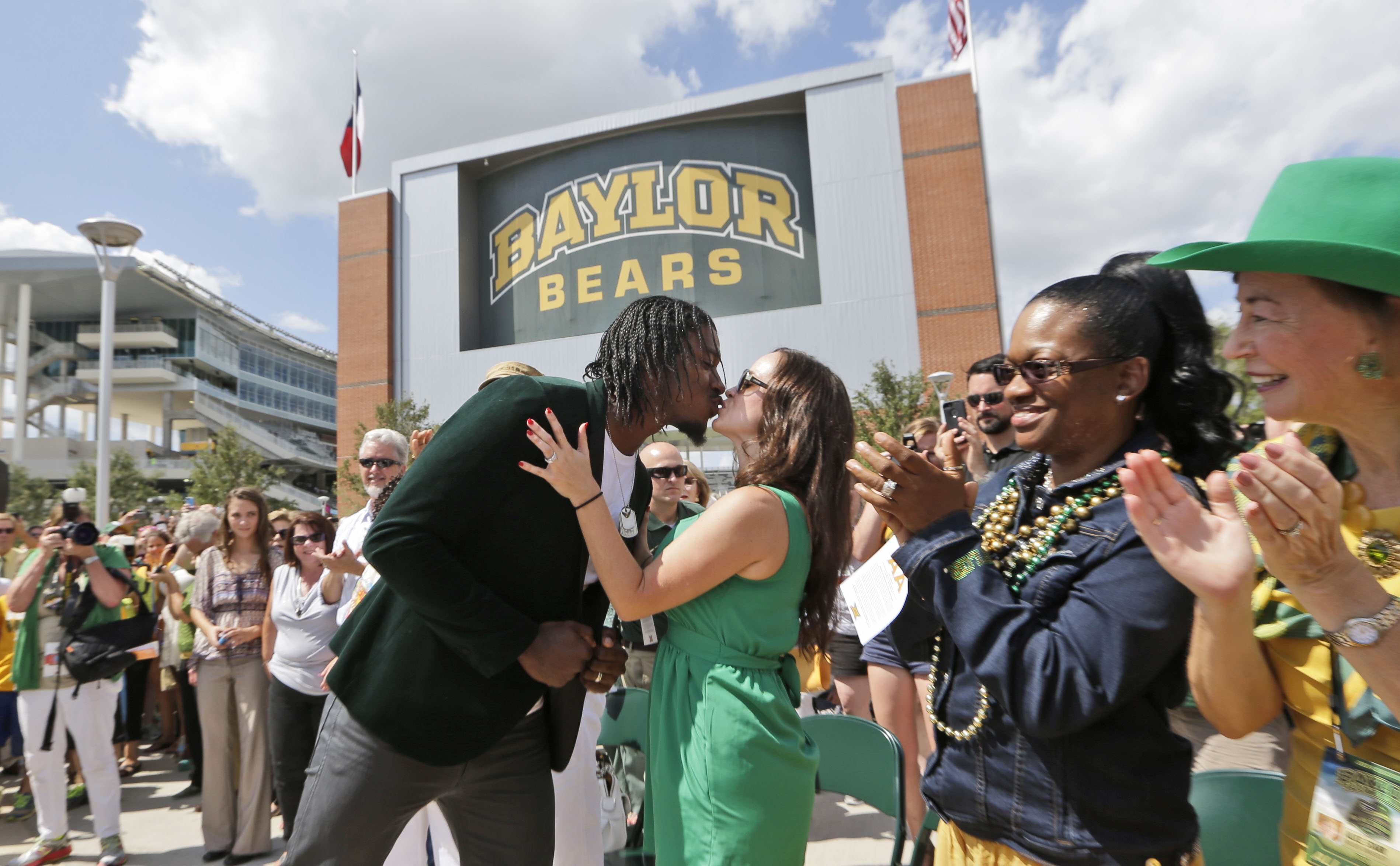 Baylor unveils Robert Griffin III statue - ABC7 New York