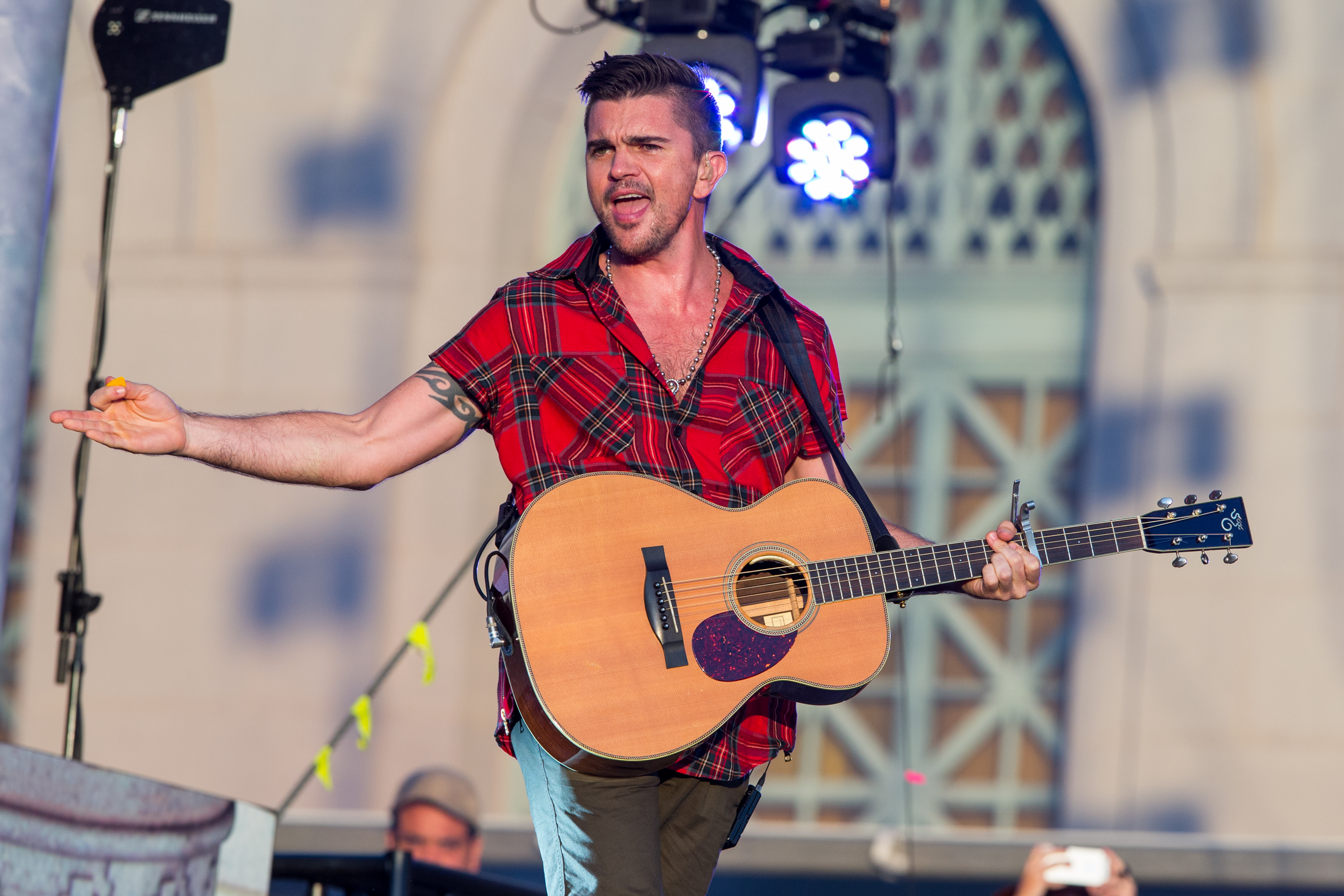 Kanye, Juanes enliven LA's Made in America fest
