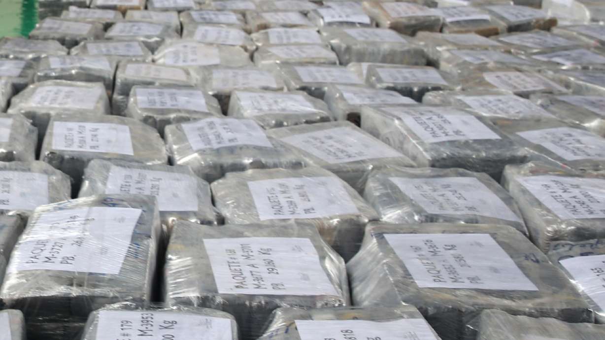 Peru police display record 7.7-ton cocaine haul