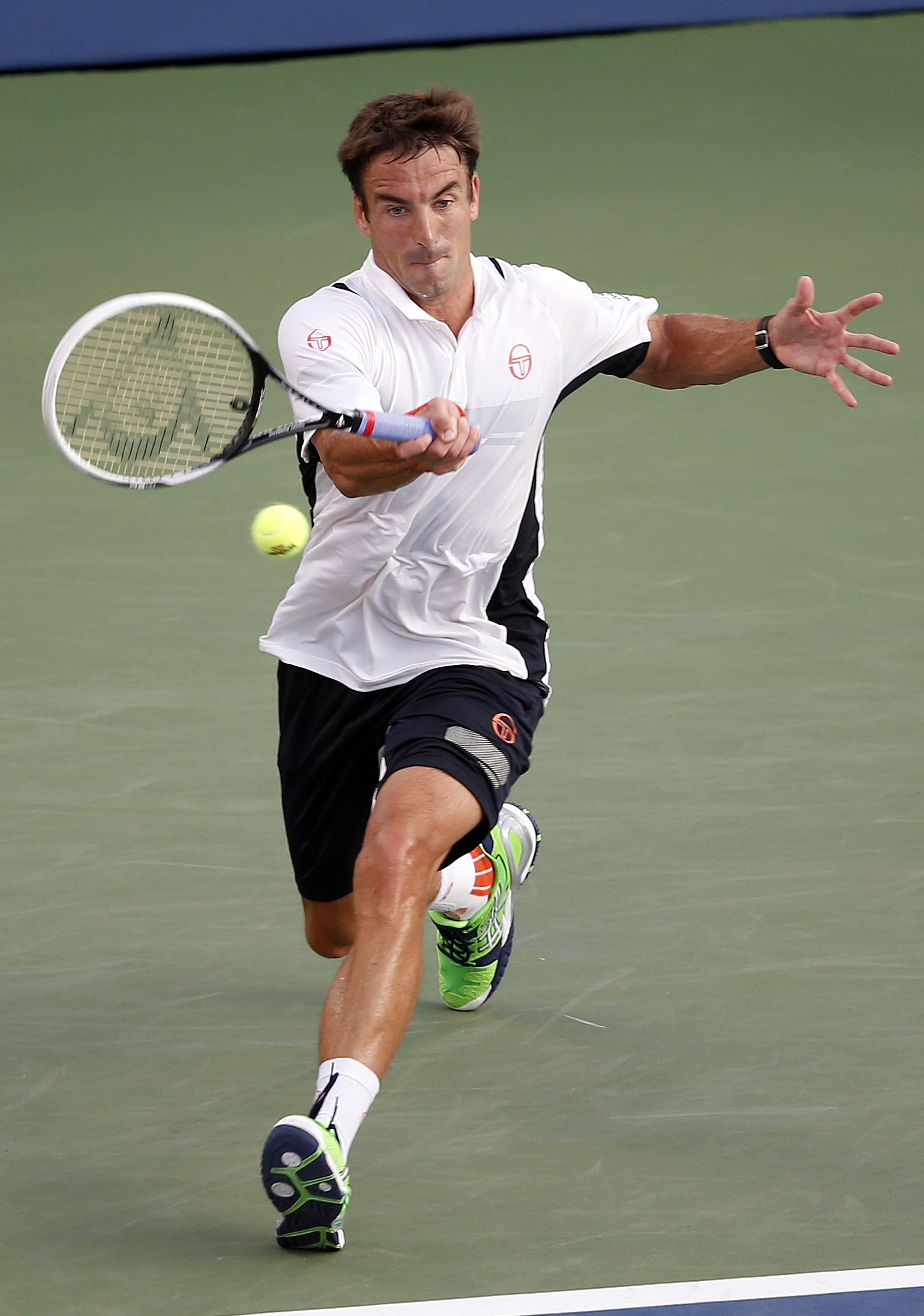 Wawrinka pulls away to beat Robredo at US Open