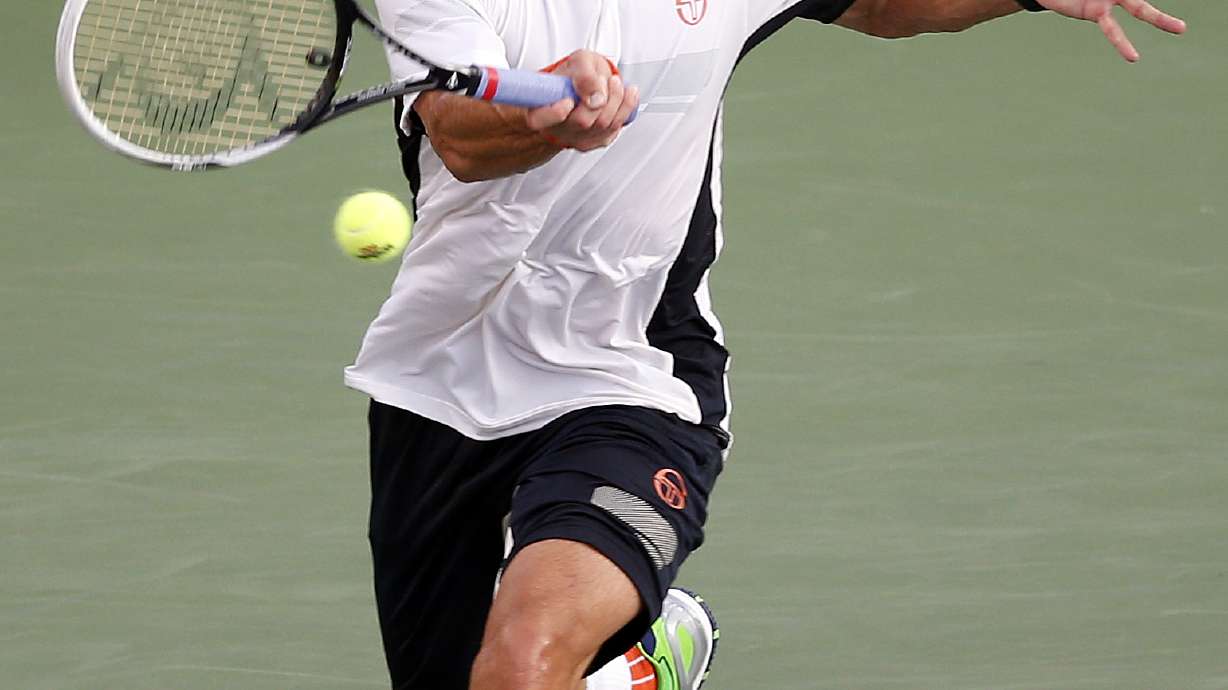 Wawrinka pulls away to beat Robredo at US Open