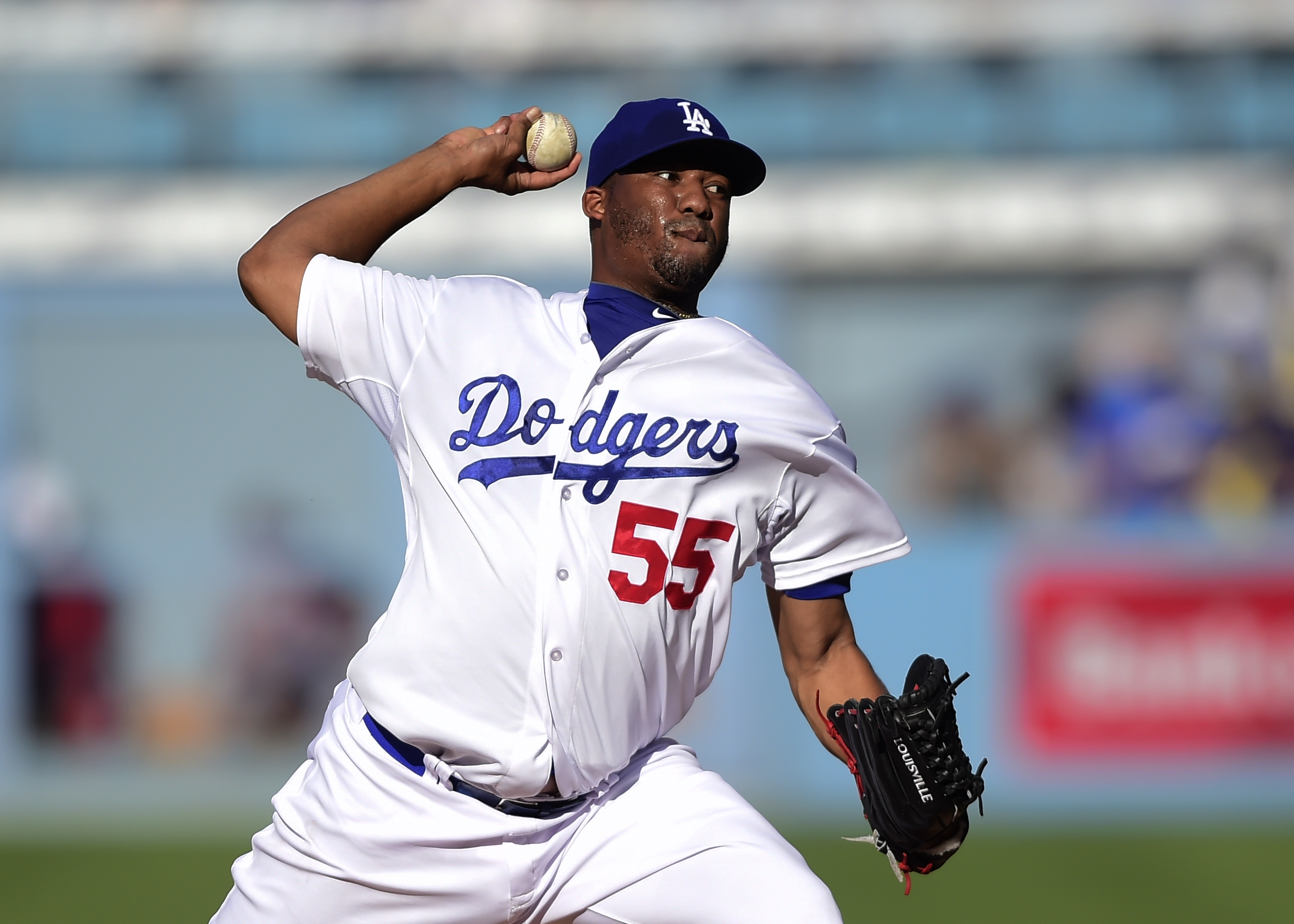 Hernandez loses command in Dodgers' 6-4 loss