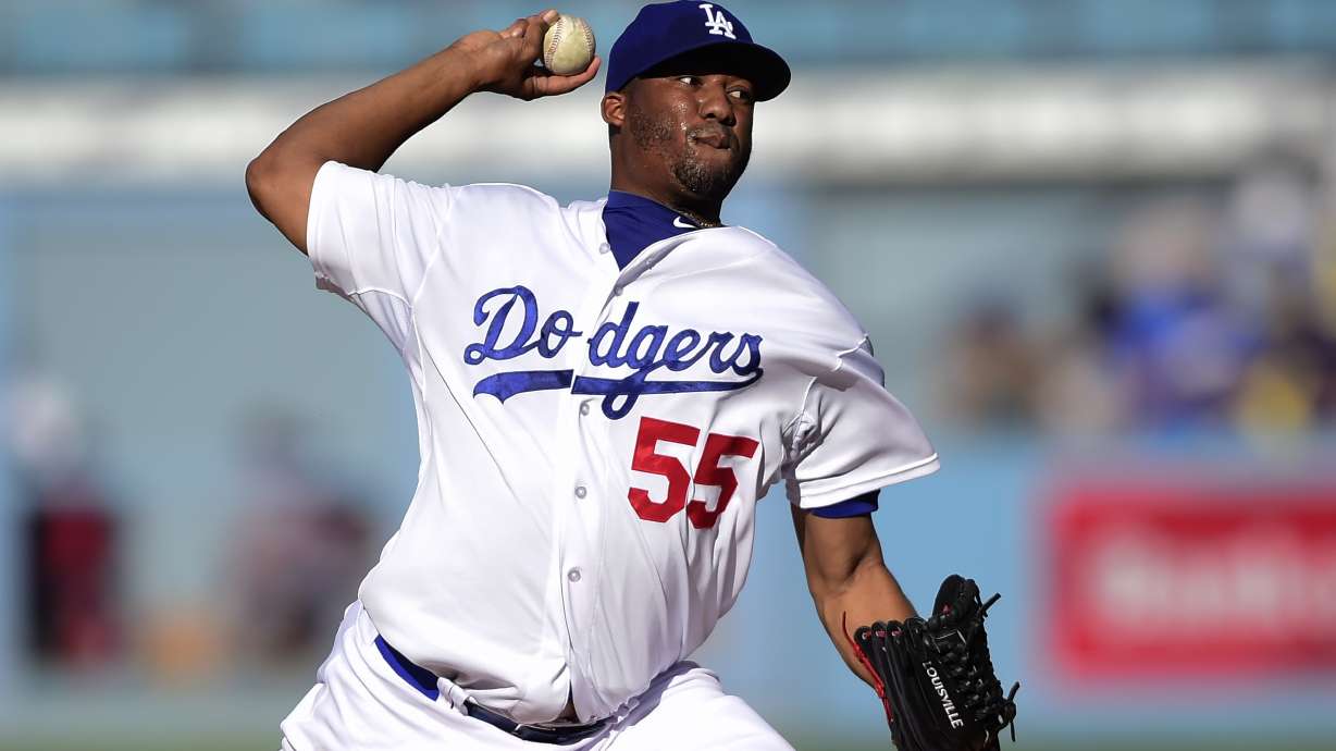 Hernandez loses command in Dodgers' 6-4 loss