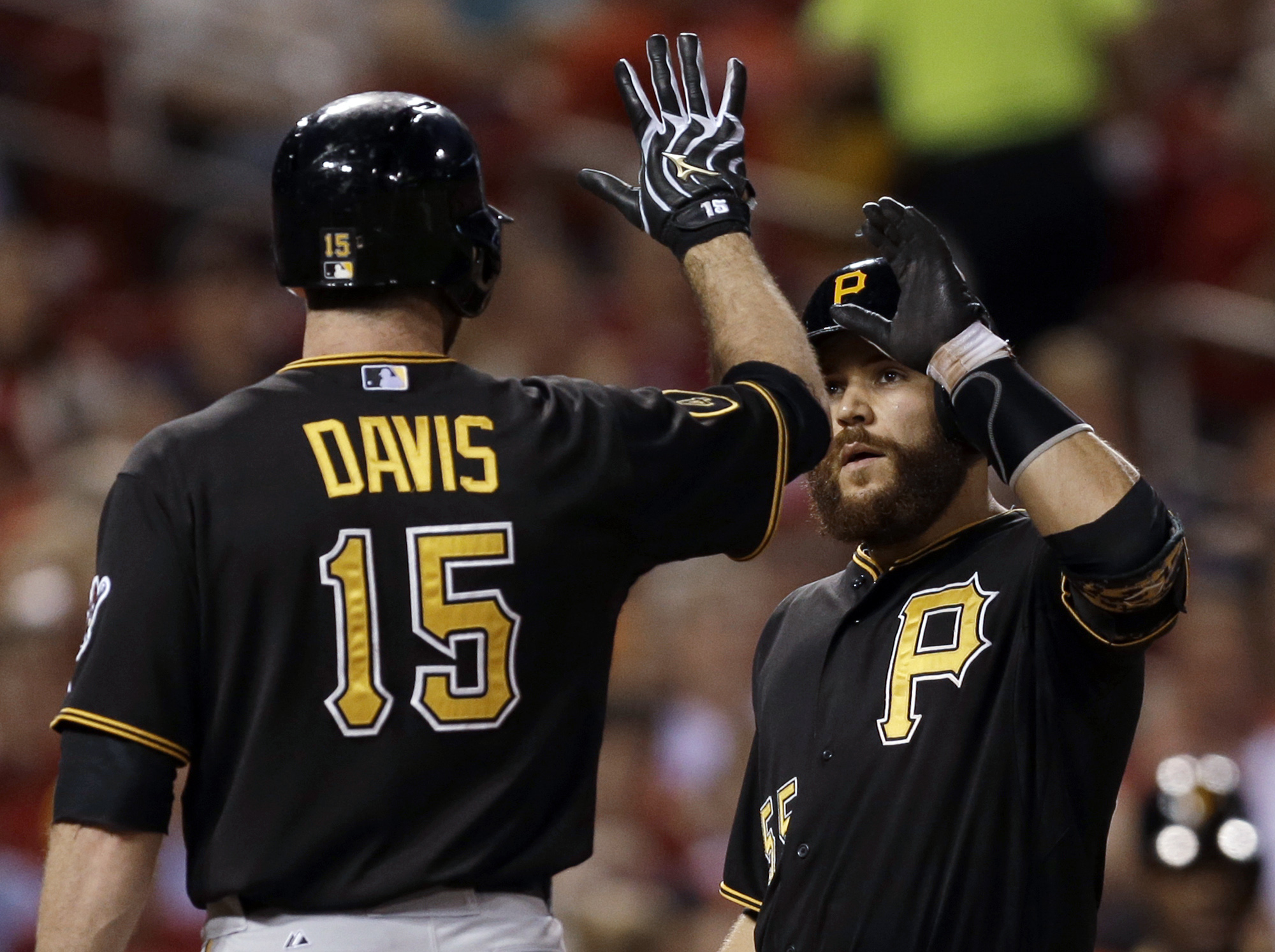 Wainwright wins 16th, Cardinals beat Pirates