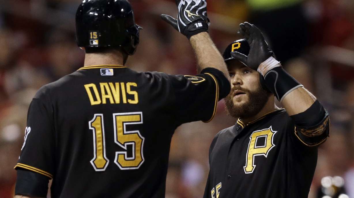 Wainwright wins 16th, Cardinals beat Pirates