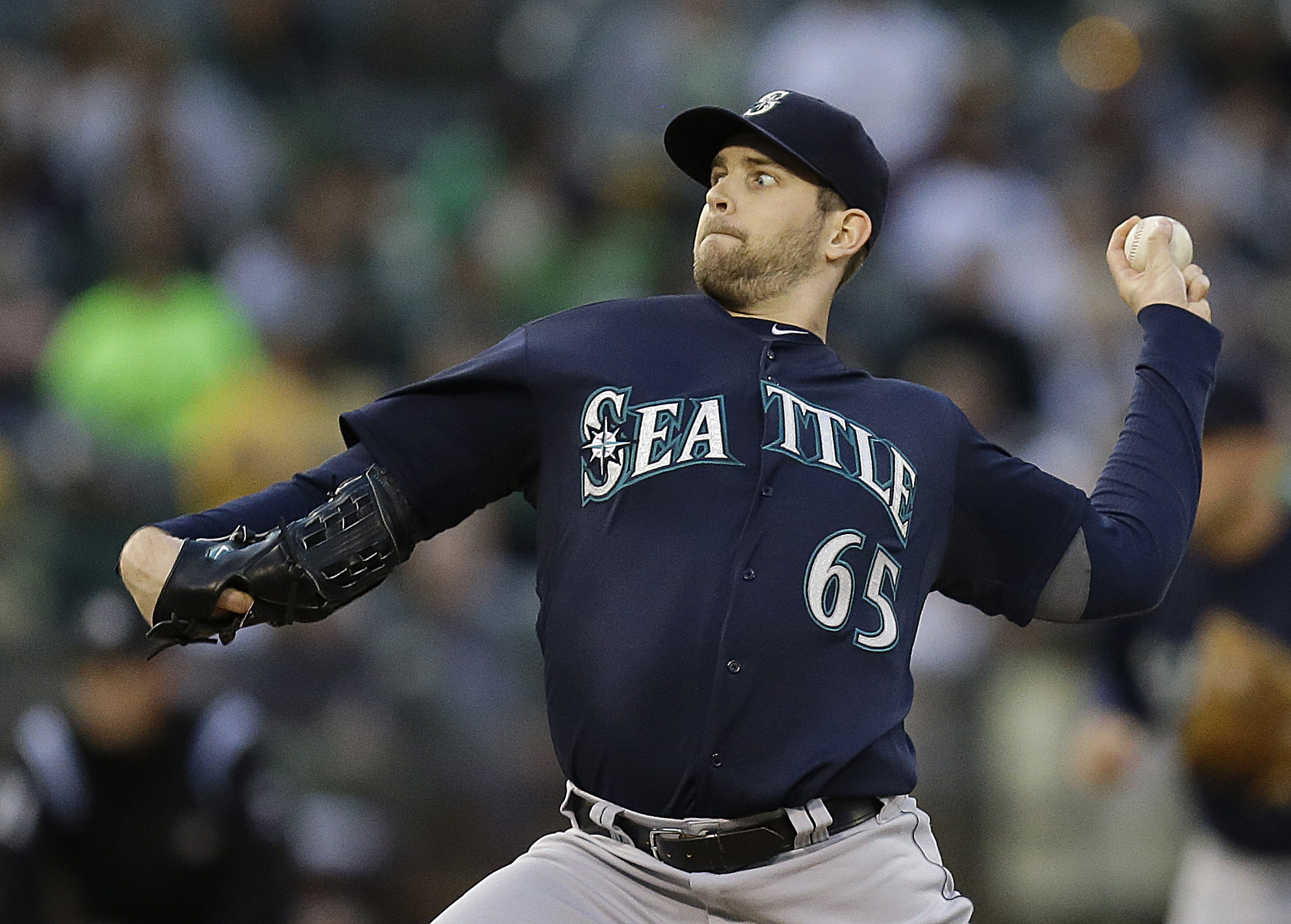 Paxton takes shutout into 8th, Mariners stop A's