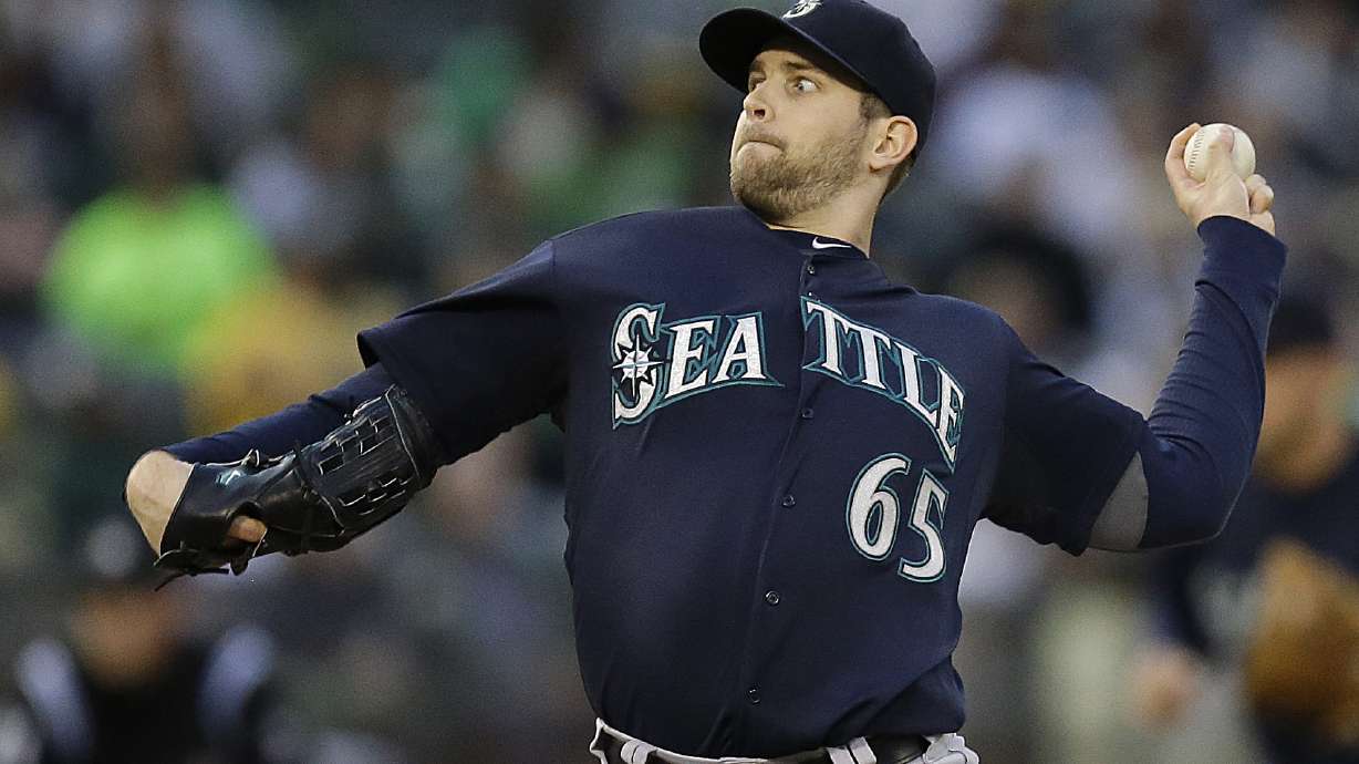 Paxton takes shutout into 8th, Mariners stop A's