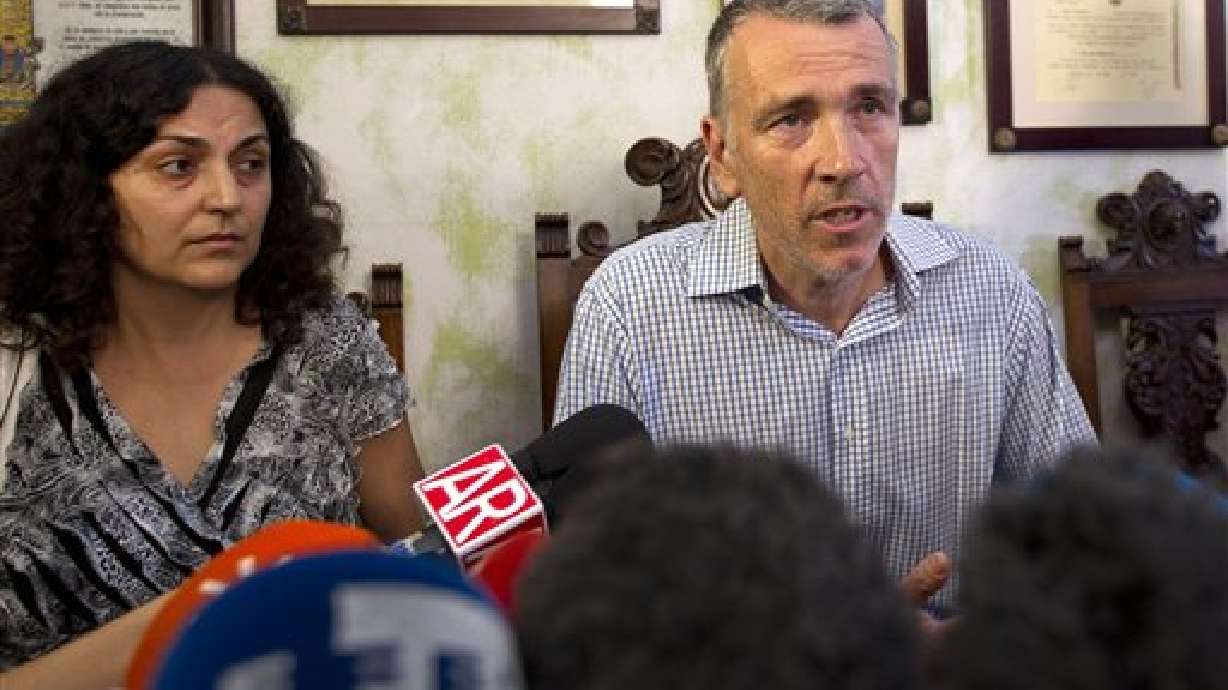 España: Padres se reúnen con hijo enfermo