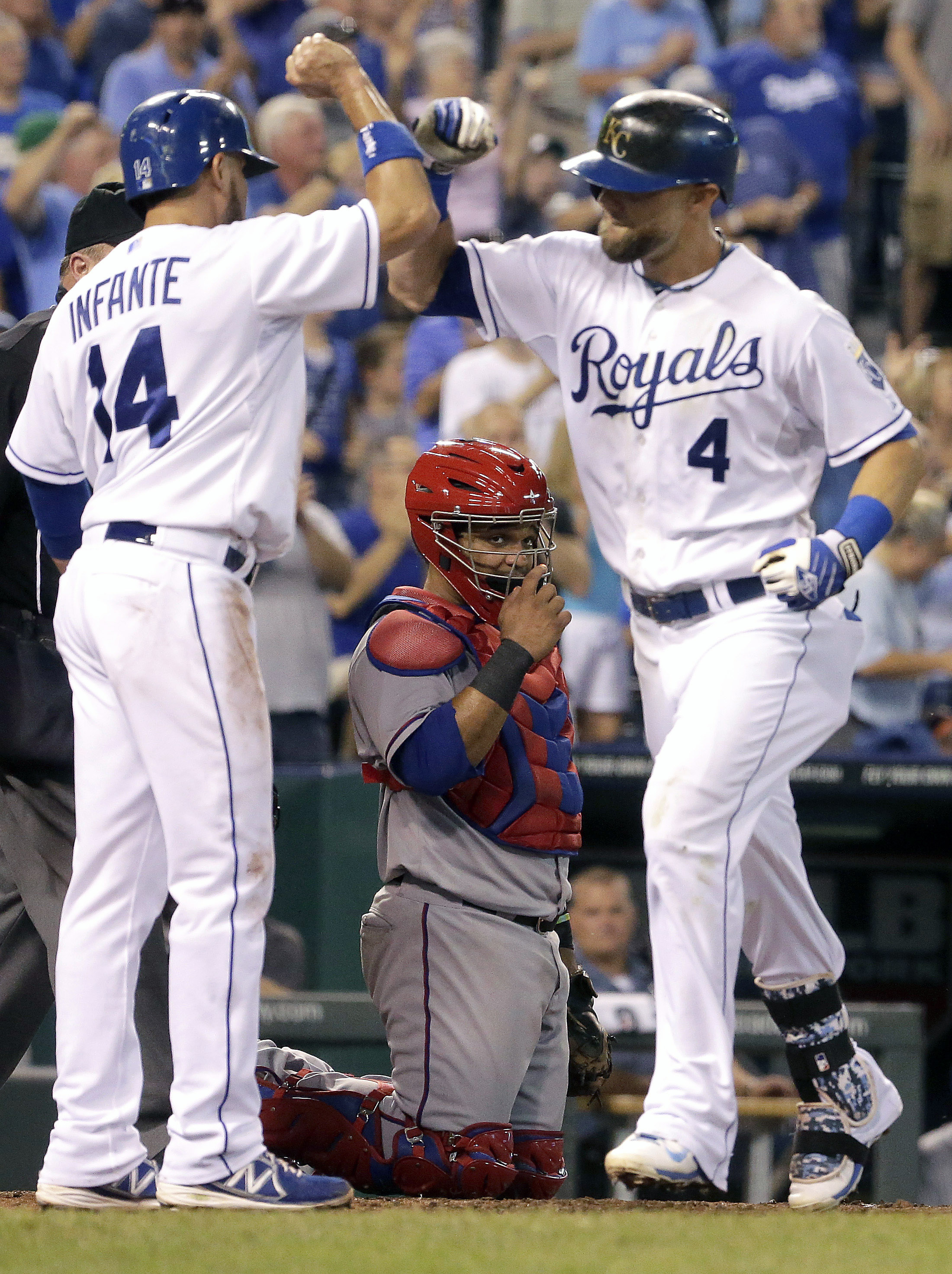 Gordon's 2-run shot leads Royals over Rangers 4-1