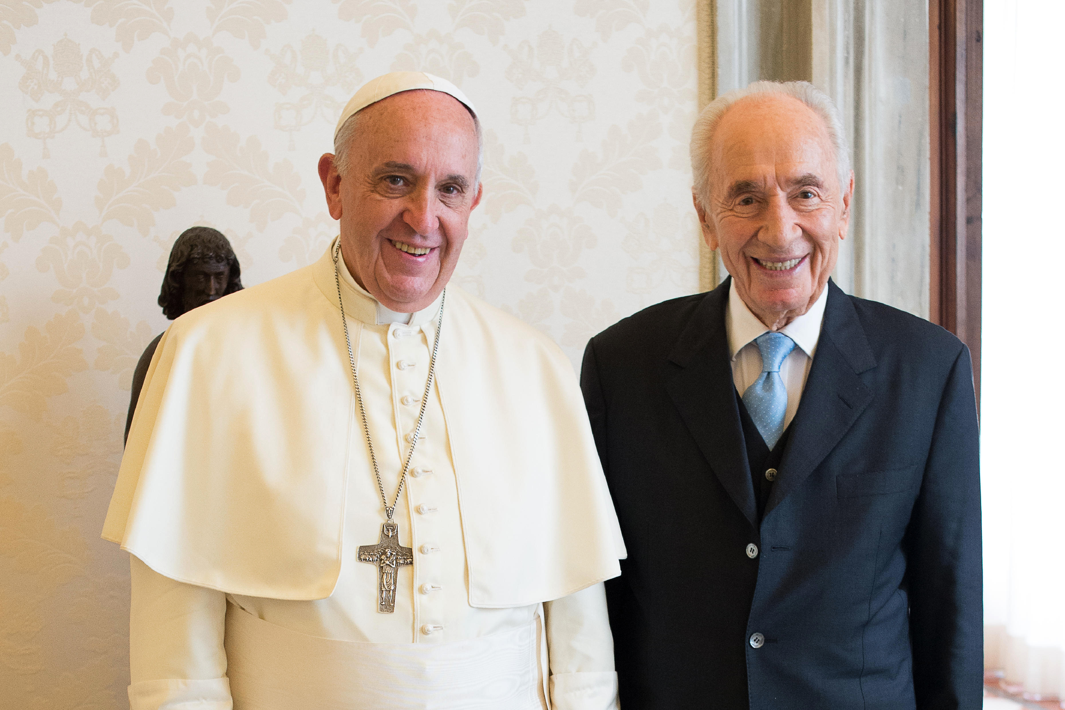 Israel's Peres pitches "UN of Religions" to pope