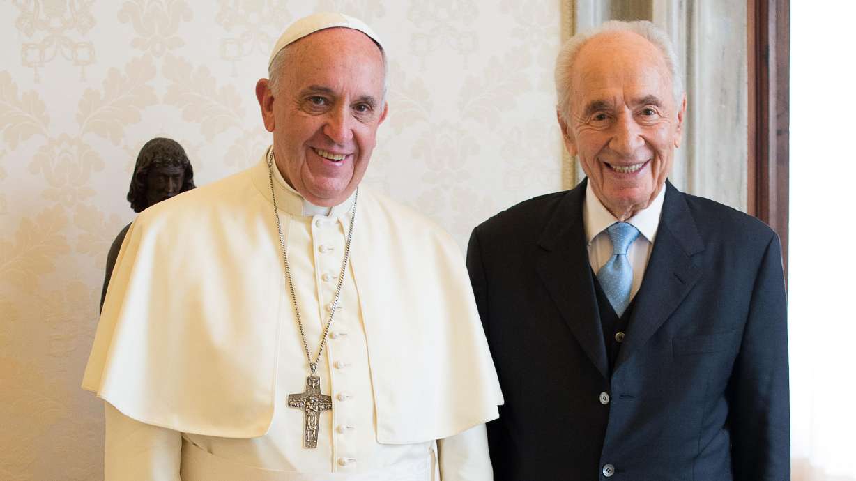 Israel's Peres pitches "UN of Religions" to pope