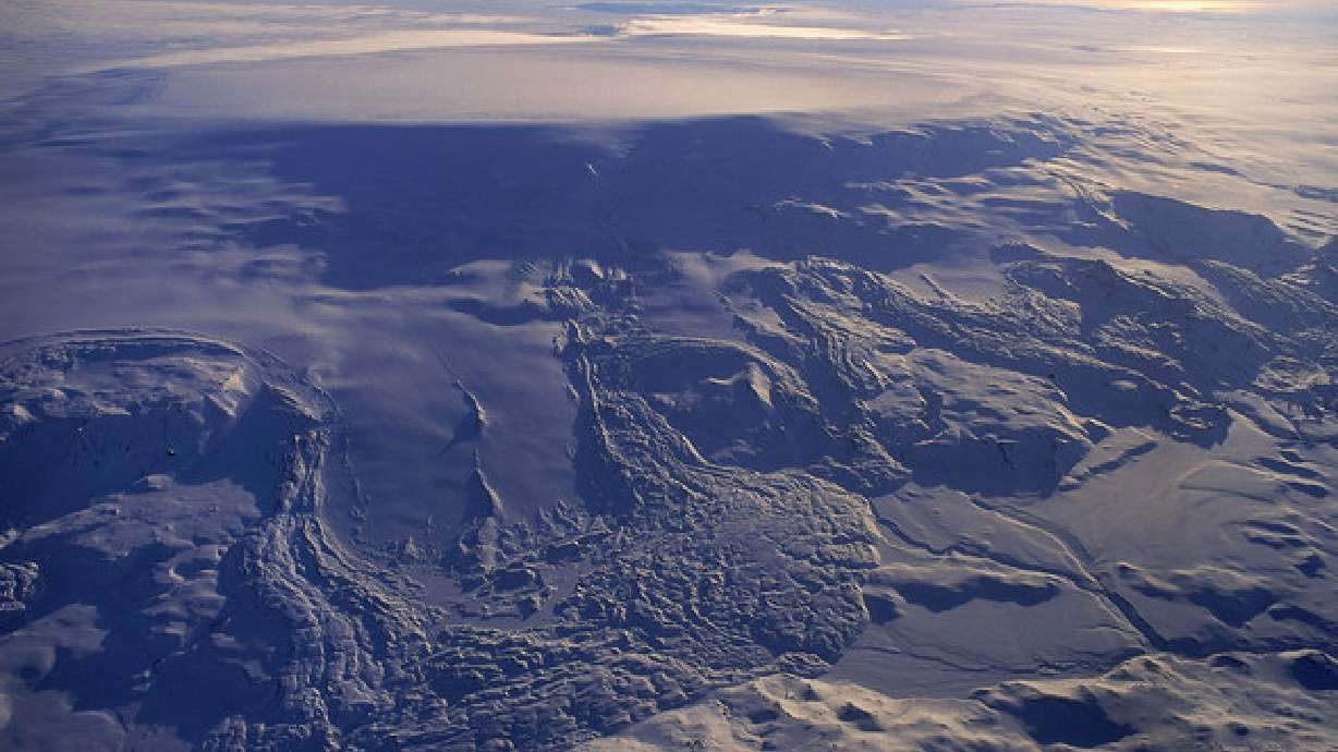 Pilot detours plane to give passengers better view of volcano