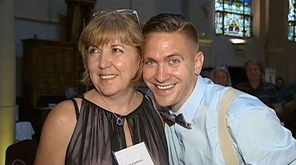 Groom turns reception into charity ball after wedding is called off(00)