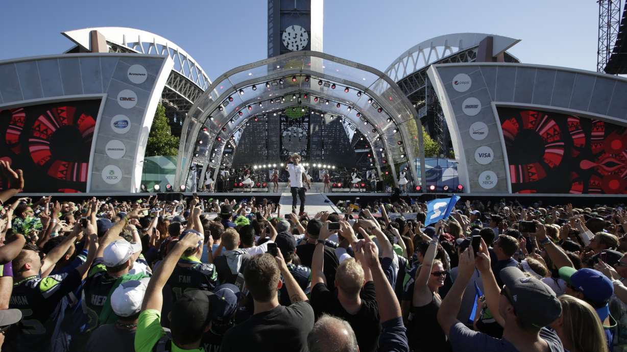 Seattle unveils Super Bowl banner during pregame