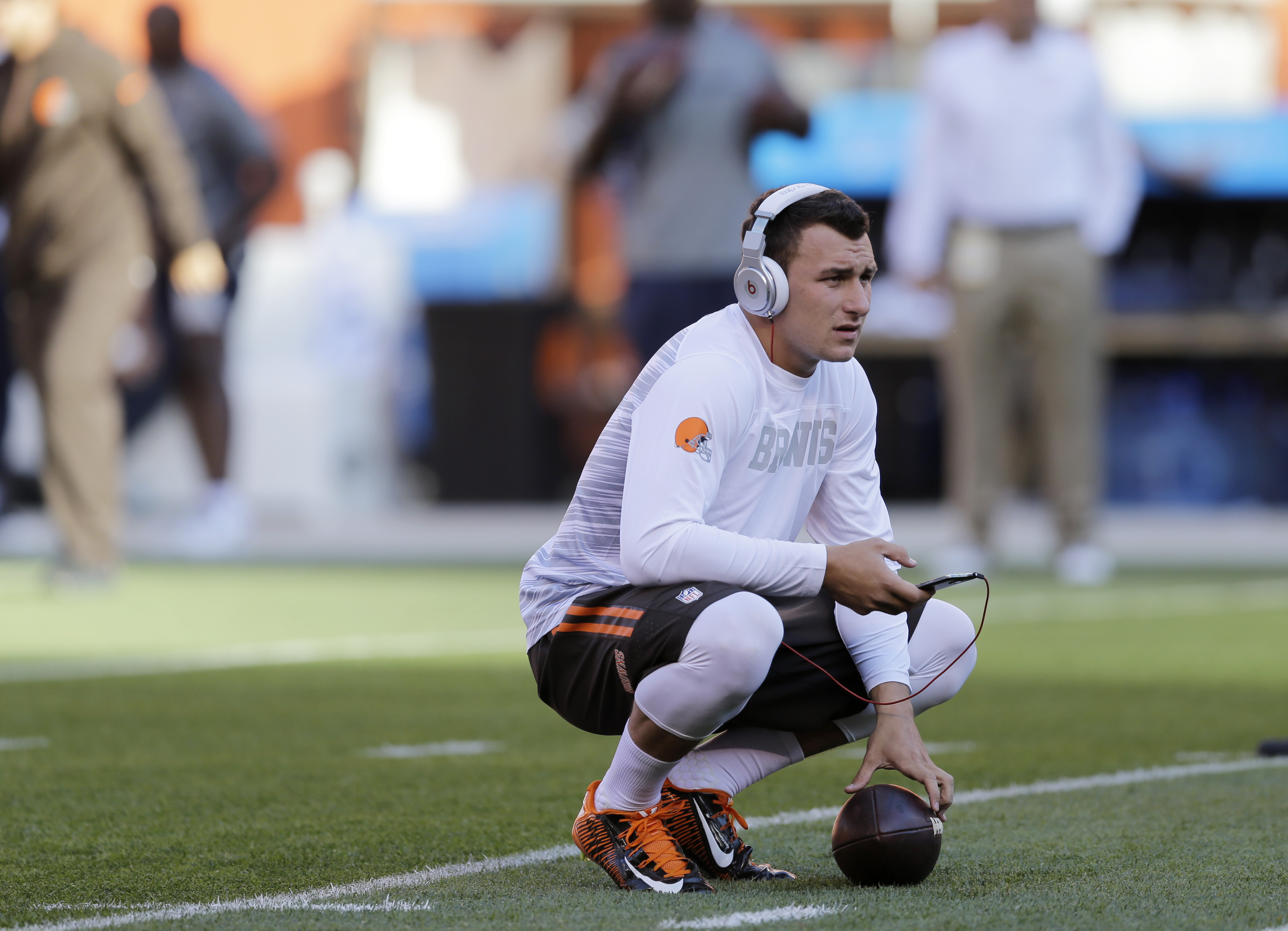 Manziel fighting off critics as opener nears