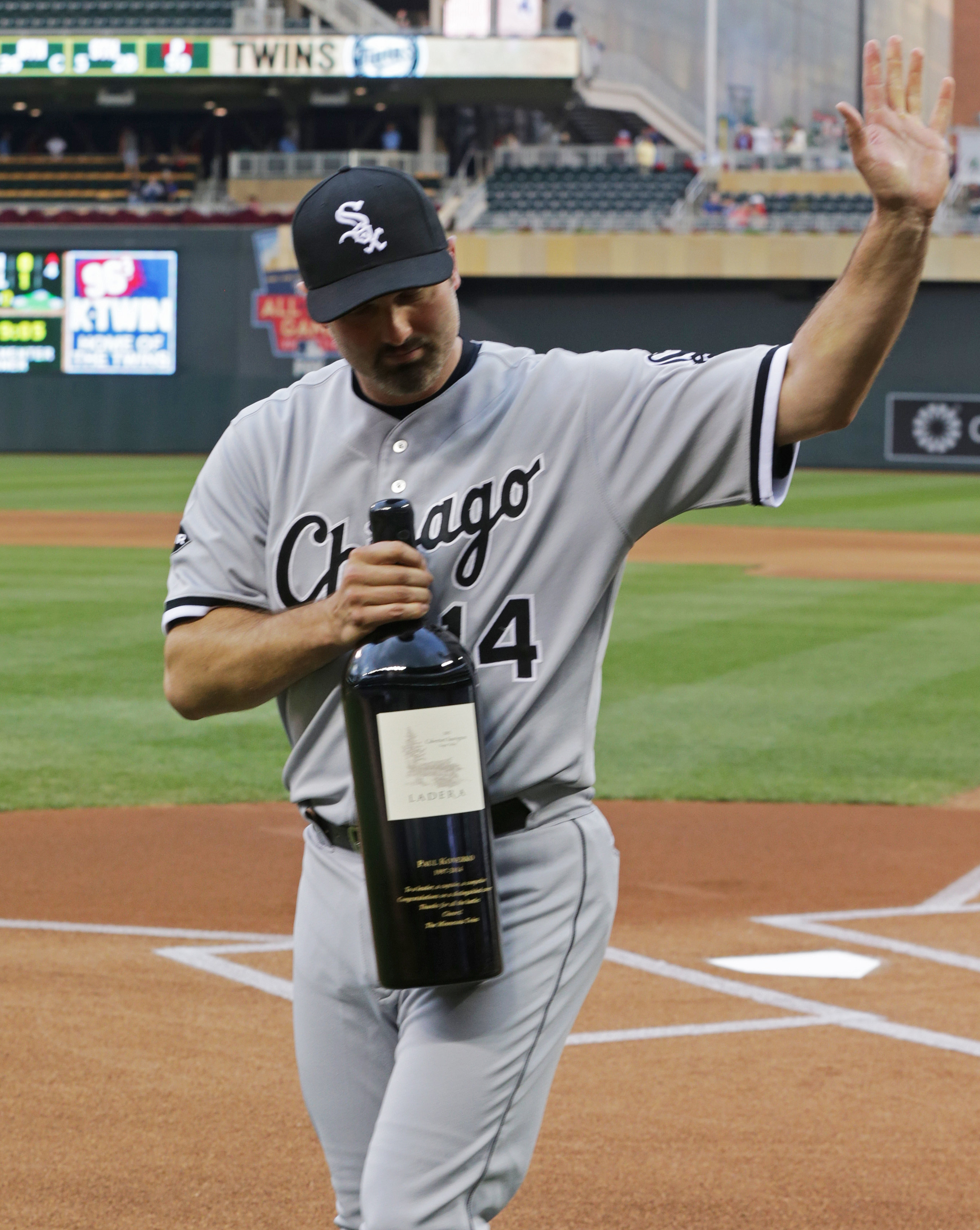 White Sox's Konerko out with broken hand