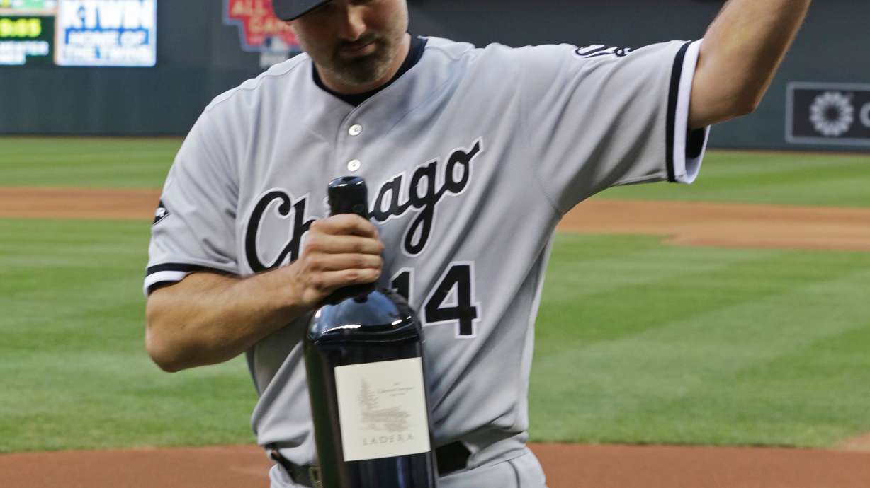 White Sox's Konerko out with broken hand